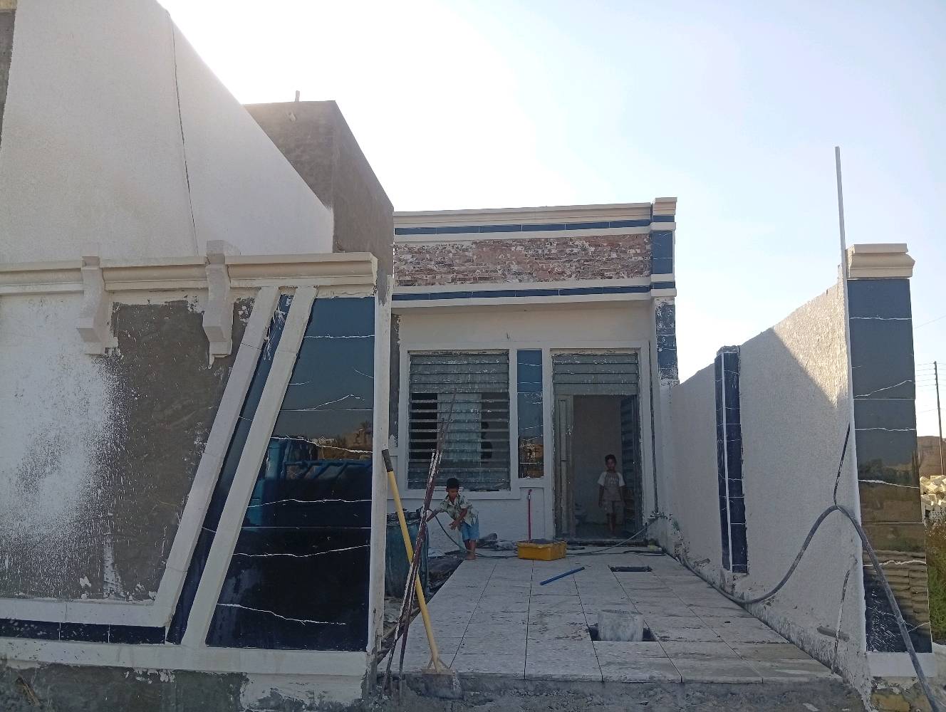 دار طابو ملك صرف على طابو الكاضمية باسمي يحتوي على غرفة نوم واستقبال ومطبخ وحمام ومنور وكراج وحديقة موقع مميز بناء حديث على شارع 40نافذ على شارع 60التجاري مقابل مرطبات المصطفى مقابل ساحة وتشجير 
***********
***********
بناء جناي طابوق جمهوري وسمنت كله مقاوم أساس رفت افضل انواع المجاري والكهرباء والمياه السعر 51وبيه مجال للشراي