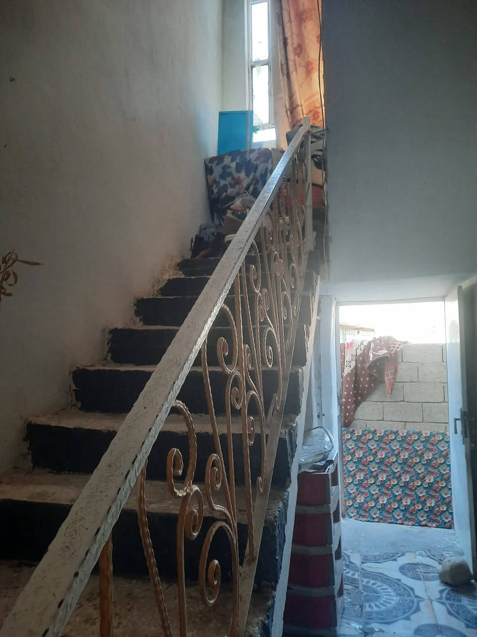 دارسكن للبيع ٢٢٠م غرف نوم ٢ صاله استقبال مطبخ كراج سياره صحيات داخل وخارج قريب من شارع العام اول مربع خلف الحسينيه حواس .ارضيه سيراميك بيع او مراوس حسب القناعه مراوس بيت ازغر وفرق للستفسار اتصل *********** عنوان خلف حسينيه حواس بصف مولد رضاالدلبوحي سعر ٥٨ ومجال قابل للعمله
