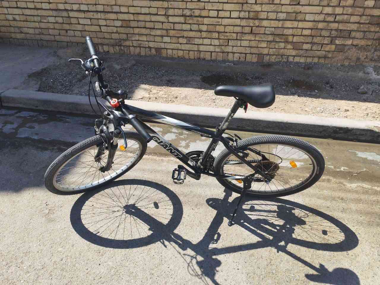 🚲 دراجة هوائية Giant Boulder للبيع
ماركة Giant، المعروفة بجودة ومتانة هياكلها.

🔹 الفئة: Giant Boulder
🔹 القير: Shimano Acera ‏3×8

«الشغال فعليًا حاليًا 2×8 لأن الترس الثالث ملغي.
🔹 الصناعة: تايوان 🇹🇼، مصنّعة للسوق الأسترالي 🇦🇺، والدراجة وارد أسترالي.
🔹 البريكات: V-Brake (ماسحات)، شغالات وقوية وفعّالة وسهلة الصيانة.
🔹 الشوكة الأمامية: نظام تعليق هيدروليك، يمتص صدمات الحفر والطسات والشوارع غير الممهدة بشكل ممتاز.
🔹 الإطارات: قياس 26 × 1.95، ماركة Ralson الهندية 🇮🇳، بنقشة خفيفة للمحافظة على السرعة وسهولة الكبس.
🔹 الهيكل: ألمنيوم متين و حجم الفريم ML. 
🔹 الدواسات: حديد مقاوم للصدأ وليست بلاستيك.
🔹 السرج: مختوم بختم Giant، وهيكله حديد مقاوم للصدأ.»

💰 السعر: 200 ألف دينار عراقي قابل للتفاوض.

📍 الموقع: العراق 🇮🇶، بغداد، الرصافة، منطقة البلديات.

📞 للتواصل: ***********
اتصال (رصيد) أو واتساب.
