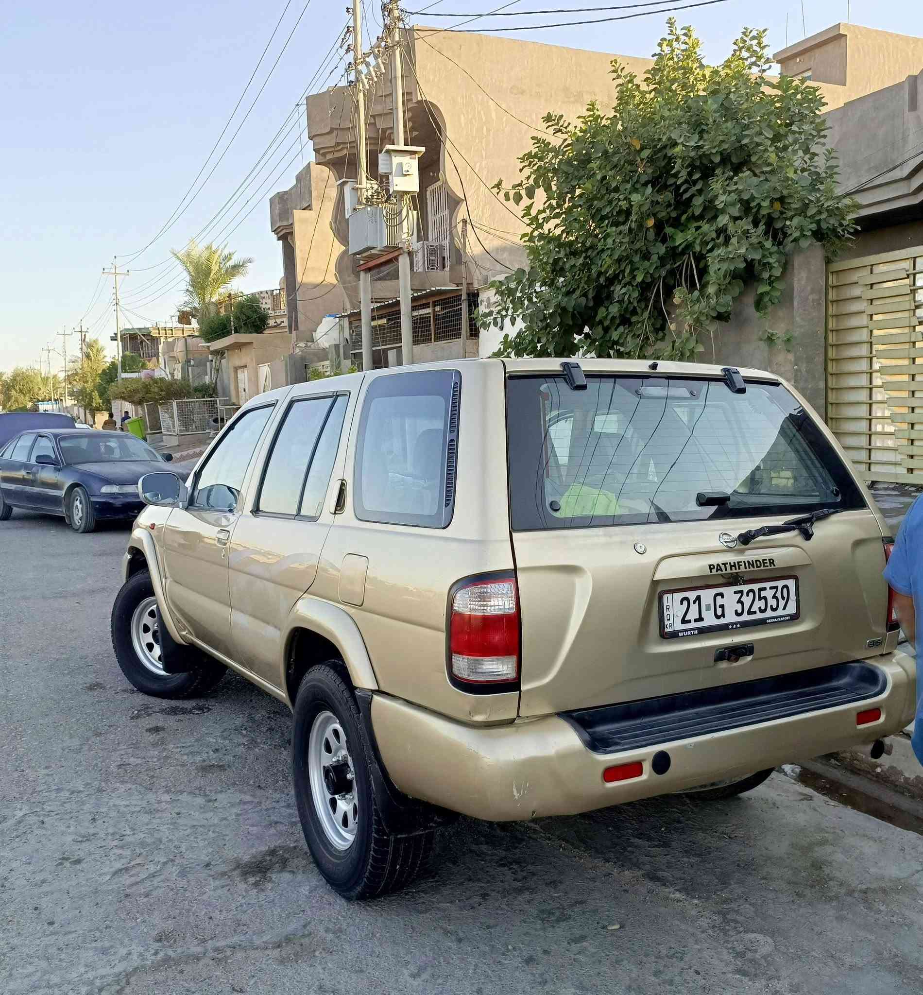 السلام عليكم
‏نيسان باثفندر 2005 خليجي سيارة بلادية رقم سليمانية محرك 3500 تبريد 
‏ بيها قطعة وحدة باب السايق تبديل سيارة نظيفة مداريها بدهن الماني ولفر درجة أولى 
السعر 90 و بيها مجال
‏العنوان ديالى 
‏للأستفسار ***********
