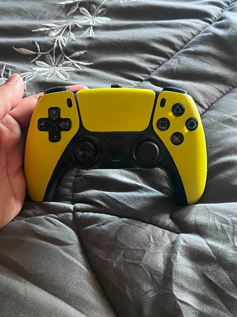 السلام عليكم 
شباب يتوفر تغليف ps5 جوستكات والجهاز كله من اغلفه ومن القطعه الي بالنص ابي تحمل ازرار التشغيل 
تغليف احترافي
 تريد احنه نغلف السعر ٢٥ هوة واجور التوصيل 
اتريد اندزلك التغليف وطريقه التغليف مرفقه فديو ١٥ الف يشمل ستيكر وجه واحد للبيستيشن وجوستك واحد 

تريد وجهين تغليف للجهاز مع جوستك عدد ٢ سعر ٢٠ الف 
ويصير بي اشكال مختلفه  راسلنه وندزلك التفاصيل اكثر 
***********
