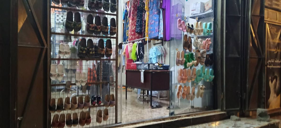 محل ملابس نسائيه واطفال للبيع 
احذيه مدرسيه
كوزمتك صغير  
العنوان التاميم قرب مطعم سيوفي 
***********
