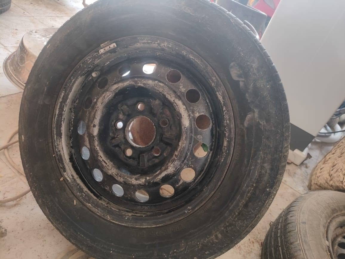 ***********
سلام عليكم عدي وياله هنه وتايرات مال ملكه الويل العادي 
السعر 225 وبيهن مجال  مكانهن النجف
