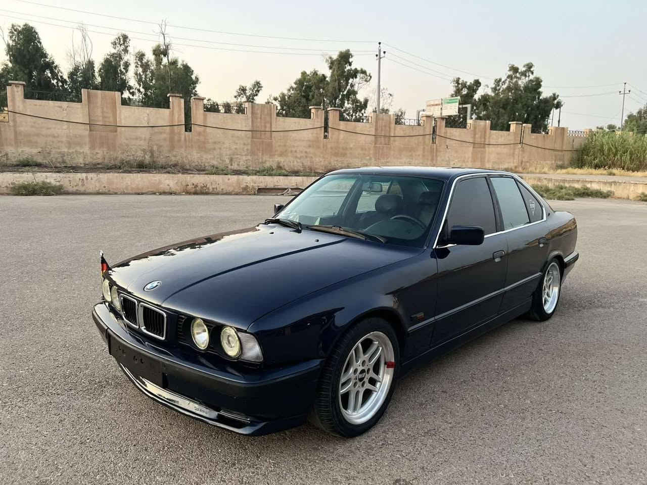 سەرەتا بەناوی خودای گەورە BMW525 ئاڕم پلاستیک هەولیر مۆدیل 1992 فول فولە بەس سڵای نیە گیڕ تۆماتیک کوشین جڵد پیش پان لایت بیلاد تەبرید سارد گەرم بەشەرت  بیلیدران هیج هیجی پیوە نیە هەموو گیانی بیلادیە دەسکاری نەکراوە سەیارەکە بۆیاخی نەبوو بۆخۆم پەمم کردۆتەوە گیڕ مەکینە کارەبای لیدران ئاڕمی هەموی بەشەرت دەفرۆشم سەیارەکە هەموو گیانی لەسەر بیلادی ماوە جەگ سپیر کامل شتی بیلادە *********** كويسينجاك, أربيل
