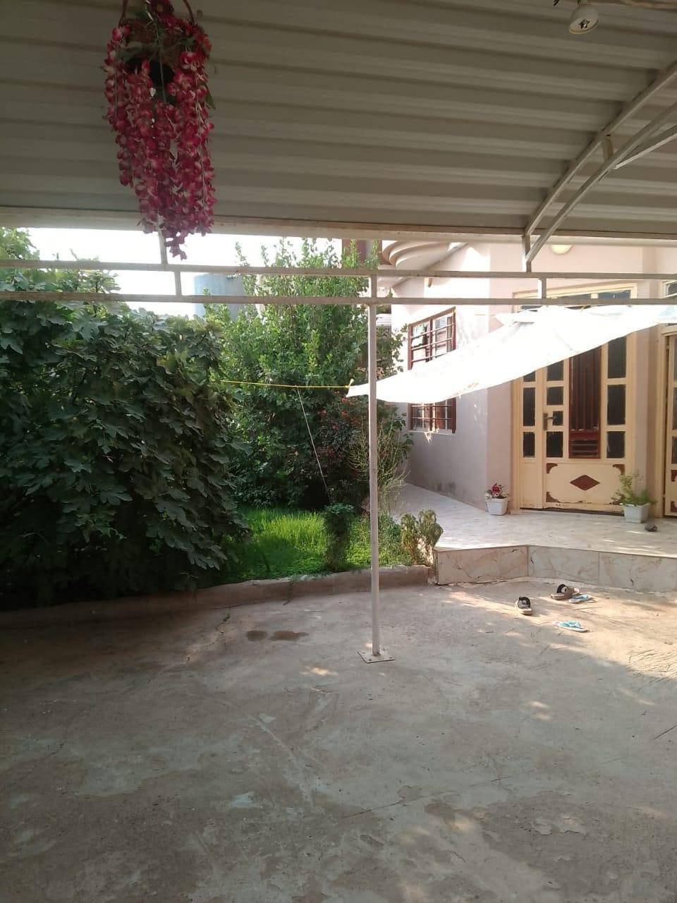 بيت للبيع قوسيات قرب مدرسه الصينيه مساحه 240 متر سعر 59 وبي مجال شيء بسيط غرفتين نوم+هول+استقبال+صحيات داخل وخارج سند زراعي 25===***********====***********
