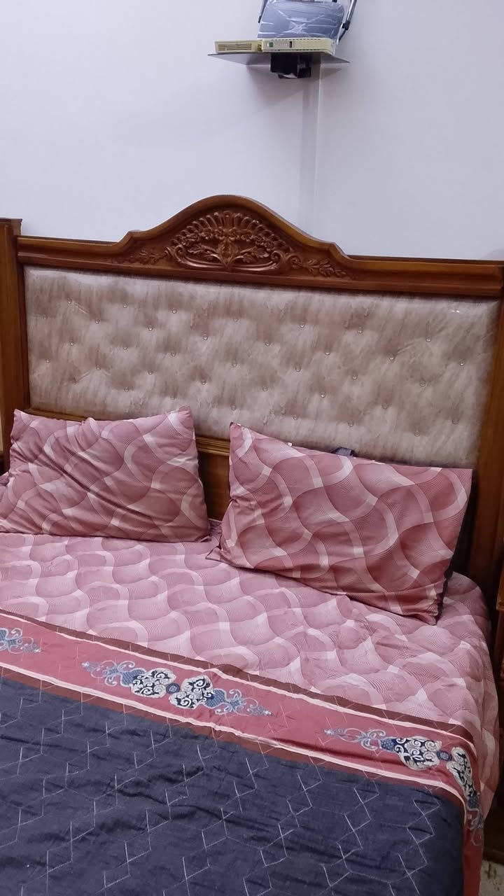سلام عليكم غرفة نوم مستخدمه اخت الجديده للبيع السعر مليون و600 بيه مجال بسيط العنوان بغداد مدينة الصدر قطاع 28 موبايل ***********
