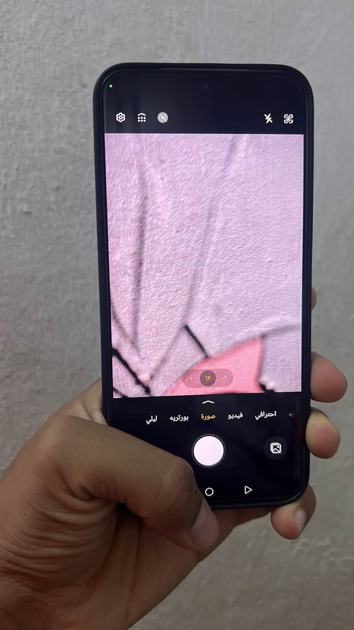 هونر x9d للبيع اخو الجديد 
مابي اي مشكله بس الكاميرا x1  شوفه صورتهه 
* الشاشة: AMOLED مقاس 6.79 بوصة، بدقة 2640 × 1200، ومعدل تحديث 120 هرتز، مع سطوع يصل إلى 6000 شمعة (في ظروف معينة) ودعم تقنيات حماية العين. 
* المعالج: Qualcomm Snapdragon 6 Gen 4 مع معالج رسومي Adreno 810. 
* نظام التشغيل: Android 15 بواجهة MagicOS 9.0. 
* الذاكرة:
    * 8 جيجابايت RAM + 256 جيجابايت
    * 12 جيجابايت RAM + 256 جيجابايت
    * 12 جيجابايت RAM + 512 جيجابايت
    * لا يدعم تركيب بطاقة microSD. 
* الكاميرات الخلفية:
    * 108 ميجابكسل (رئيسية مع مثبت بصري OIS)
    * 5 ميجابكسل (واسعة جدًا)
    * تصوير فيديو حتى 4K. 
* الكاميرا الأمامية: 16 ميجابكسل. 
* البطارية: 8300 ملّي أمبير مع شحن سريع سلكي 66 واط. 
* المقاومة: شهادات IP66 / IP68 / IP69 / IP69K لمقاومة الماء والغبار. 
* الاتصال: يدعم 5G، وWi-Fi 6، وBluetooth 5.2، ومنفذ USB Type-C. 
* الوزن: حوالي 193 جرامًا، والسُمك 7.76 مم. 

المميزات:

* بطارية ضخمة تدوم لفترة طويلة.
* شاشة AMOLED ممتازة بمعدل تحديث 120 هرتز.
* كاميرا رئيسية 108 ميجابكسل مع تثبيت بصري.
* مقاومة قوية للماء والغبار والصدمات.
رقمي *********** بي واتساب 
 المو شراي لايراسل رجاءً
السعر 400 وبي مجال بسيط
