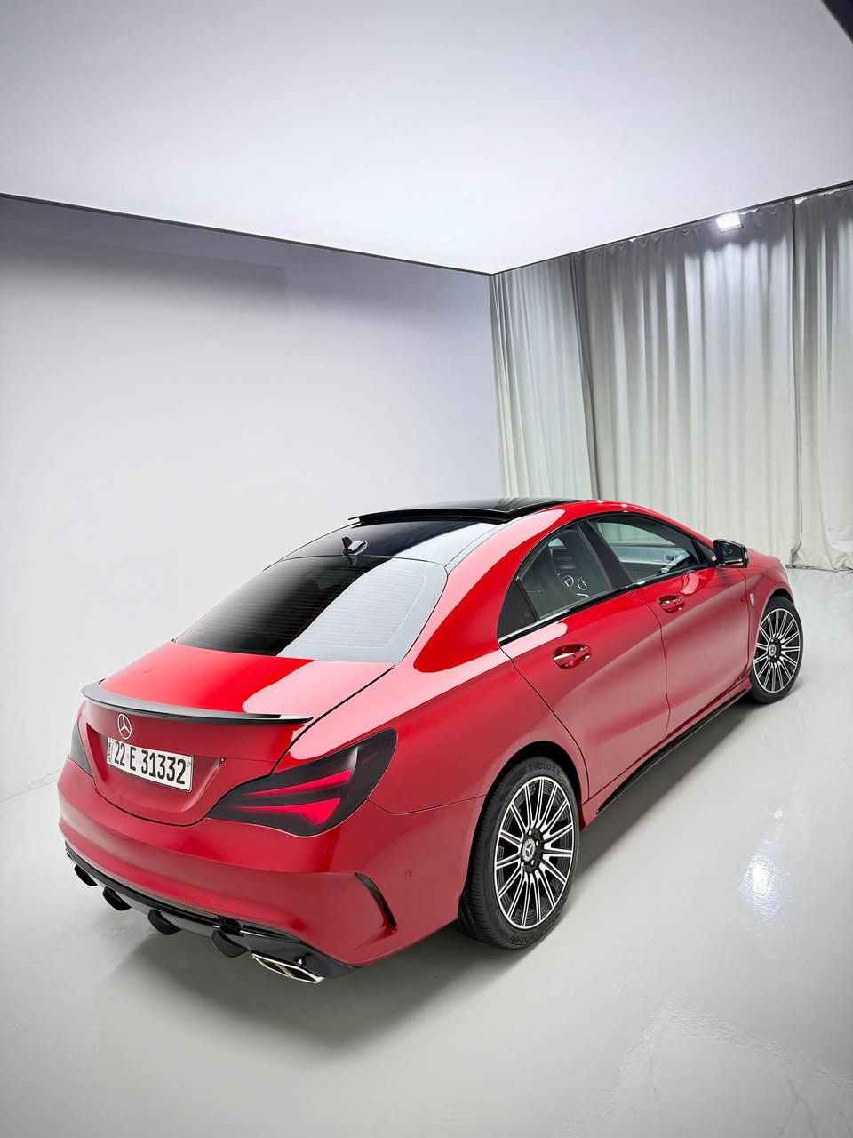 ‏Mercedes benz CLA250 2018
مواصفات (فتحة سقف بانوراما -و حساسات ٣٦٠ درجة-شاشة-كاميرة-خلفية - ابواب و تشغيل بصمة)
ماشية 88,000 ميل فقط
ضرر السيارة واحد قطع و نص صبغ 
بدون دواخل ارباك بشرط سليمه
السيارة كلش حلوة و نظيفة 
مكفولة من كير و محرك وكهربائيات
سعر:- (139$) 💰ورقة 
مكان:-🛣️اربيل
رقم :-📞(***********) أربيل, العراق
