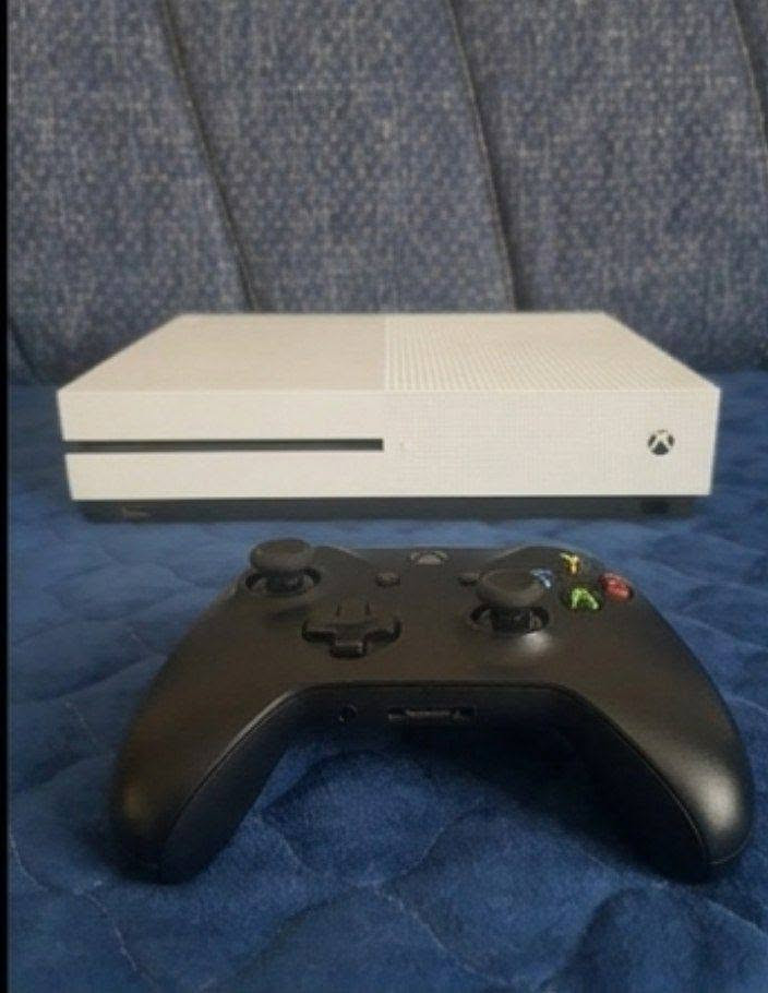 ​الماركة (العلامة التجارية): مايكروسوفت (Microsoft - Xbox)
الموديل: إكس بوكس ون إس (Xbox One S)
​لون الجهاز: أبيض (Robot White)

فرصة ممتازة لعشاق الألعاب والونسة! 🔥🎮
​للبيع جهاز Xbox One S نظيف جداً بحالة الزيرو (ما مفتوح أو مصلح أبداً)، يجي ويا كامل ملحقاته الأصلية + جوستك شغال 100%.
​الجهاز جاهز للعب فوراً ومحمل بأقوى الألعاب عالمياً (حسابات مشتركة جاهزة):
​🚗 GTA V Online (عالم المافيا والأونلاين بدون حدود)
​⚔️ Elden Ring (لعبة السنة وأقوى تحدي)
​🔫 Call of Duty 2 (الأكشن والإثارة)
​💰 السعر: 200 ألف دينار فقط! (سعر قمة بالأنسب مقابل النظافة والألعاب).
​📍 العنوان: الناصرية - خلف الكراج الموحد. ***********
​🚀 الجهاز قمة بالنظافة واستخدامه راقي، لا تفوت الفرصة وتواصل وياي هسا قبل لا ينباع!
