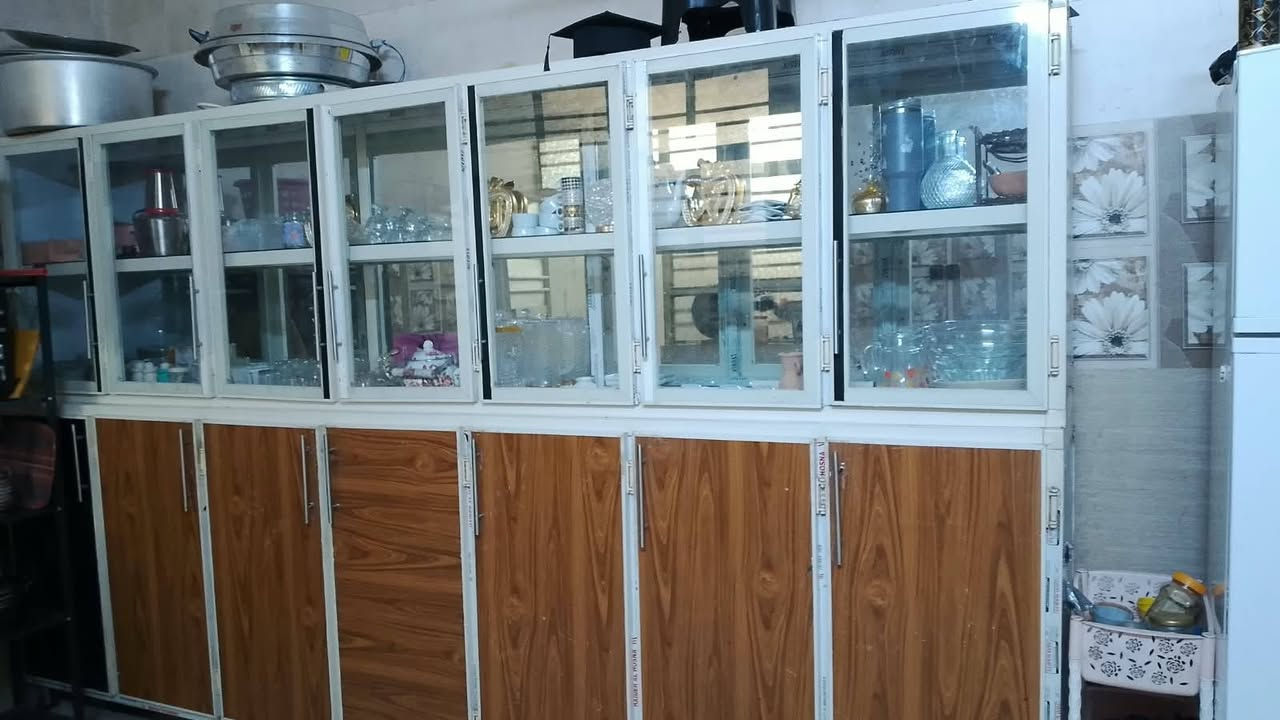 سلام عليكم غراض لبيع نضيفات استعمال قليل عنواني سبع قصور شارع ابو علي قرب اسواق سامي *********** واتساب فقط لشراي يطبلي
