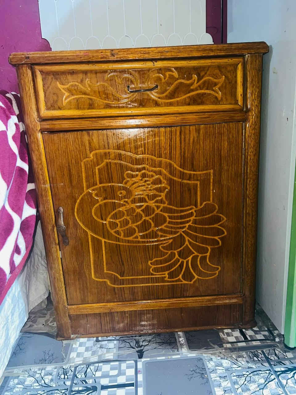 غرفه أخشاب جربايه+تاج جربايه+ميز مرايه+زاويه+كومديات ثنين
نجاره قويه بدون كنتور وسعرها خاص 
او الاتصال ع رقم  ***********
