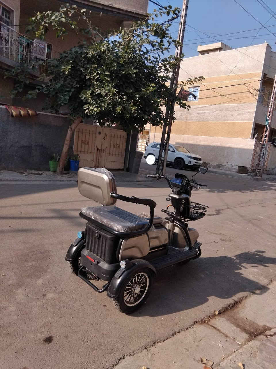 @دراجة شحن ثلاث عجلات حديثة بحالة جيدة صار اربع اشهر من اخذتهه فول مواصفات الشحن يمشيك ٣٠ كيلو اريد اسوي عملية وارد ابيعهه فايدتني هواي بس محتاج افلوسهه تلفون *********** الثعالبة
