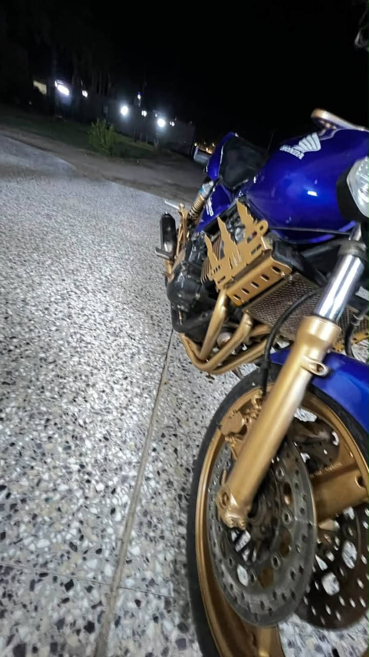 ⚜️ موديل 2004
⚜️ محرك 400cc
⚜️ 4 سلندر
⚜️ VTEC
⚜️ تبريد مائي
⚜️ قير 6 غيارات
⚜️ لون أزرك 💙
⚜️ تشغيل سلف
⚜️ دبل دسك أمامي
⚜️ دسك خلفي
⚜️ جنزير
⚜️ عدادات أصلية
⚜️ صوت 4 سلندر مميز
⚜️ سحب قوي وثبات ممتاز
⚜️ الدراجة مرتبة وجاهزة للاستخدام

💰 السعر: مليون ونص قابل للتفاوض

📍 العنوان: الأنبار الحبانيه الخالديه 
📞 للتواصل: ***********
