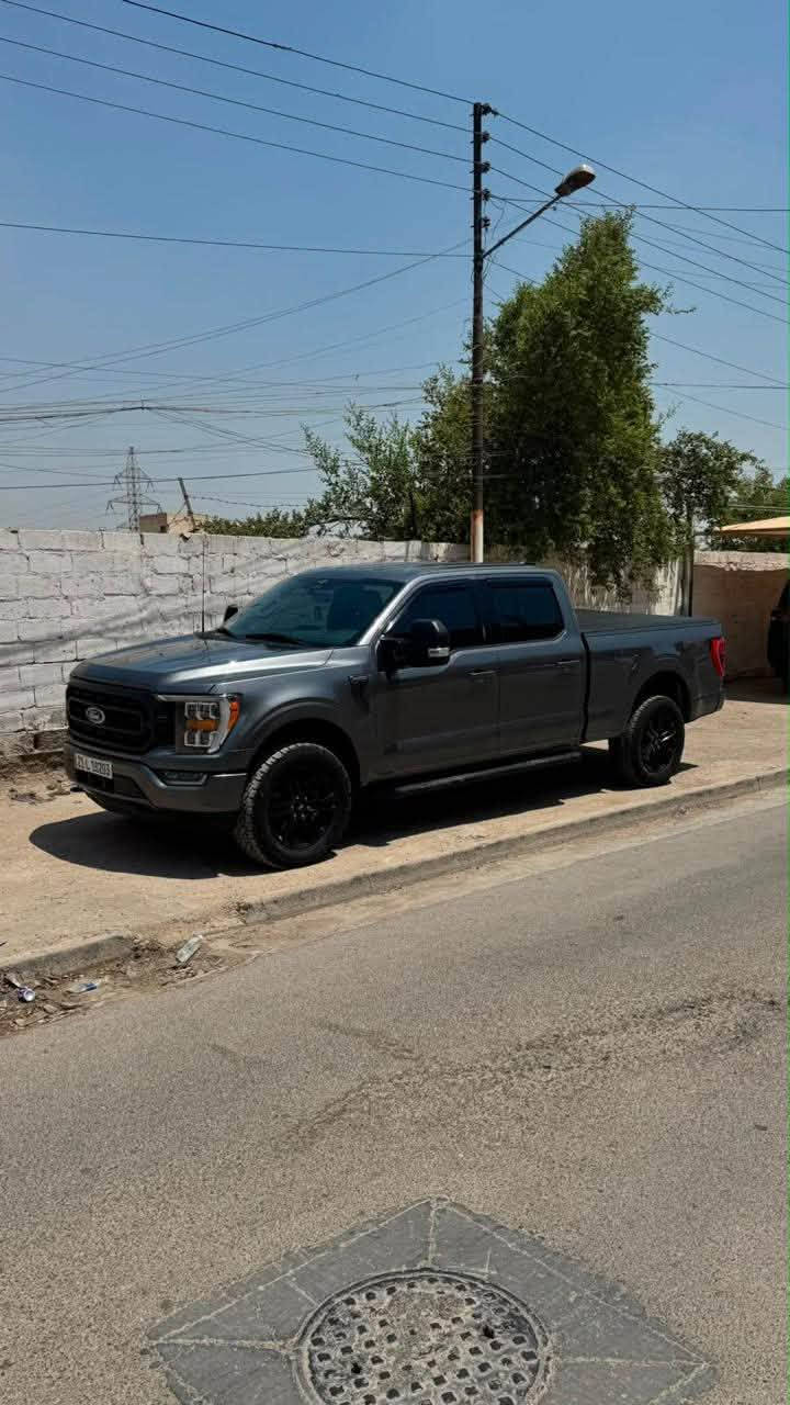 🚘 **للبيع: Ford F-150 XLT Sport 2023**
📍 رقم السليمانية — باسمي تحويل مباشر | وارد أمريكا

**المواصفات الفنية:**
▪️ فئة XLT Sport — فل مواصفات عدا الفتحة
▪️ محرك 3.5L EcoBoost تويــن تيربو V6
▪️ كير أوتوماتيك 10 سرعات
▪️ دفع رباعي 4WD
▪️ باب طويل / بدي طويل

**أنظمة الأمان والقيادة الذكية:**
▪️ قيادة شبه ذاتية (Lane Centering + Adaptive Cruise)
▪️ رادار تحديد المسار
▪️ نظام النقطة العمياء
▪️ توقف ذاتي أمامي وخلفي
▪️ كاميرا خلفية + حساسات

**الكماليات:**
▪️ شاشة كبيرة + Apple CarPlay لاسلكي
▪️ تشغيل بصمة
▪️ كشنات جلد لون مشمشي مع تدفئة
▪️ تبريد السيارة ثلج
▪️ ويل 20 إنج + تخم تايرات جبلية **جديد**

**الإضافات (بضمانات):**
▪️ كتاب تضليل مروري 80% مسموح بكل العراق
▪️ عازل حراري كامل للجامات مع تضليل
▪️ دوسات LORZ تفصال لون نيلي — ضمان 3 سنوات

**الحالة والممشى:**
▪️ الممشى: 58 ألف كم (دخلت بـ 42 ألف)
▪️ حادث بسيط سابق بالجاملغ مع ضرر خفيف بالبنيد — ايرباك الستيرن والبرده فقط راجع سيستم (للأمانة والشفافية)
▪️ السيارة نظيفة جداً وبحالة ممتازة
▪️ لا تحتاج أي مصرف نهائياً — جاهزة للاستخدام فوراً

✅ سيارة تجمع بين الفخامة والعملية والاقتصادية — مثالية للاستخدام اليومي والسفر

💰 **السعر288 — وبيها مجال بسيط للجادين**
📞 للتواصل والمعاينة:***********
📍 الموقع: السليمانية
