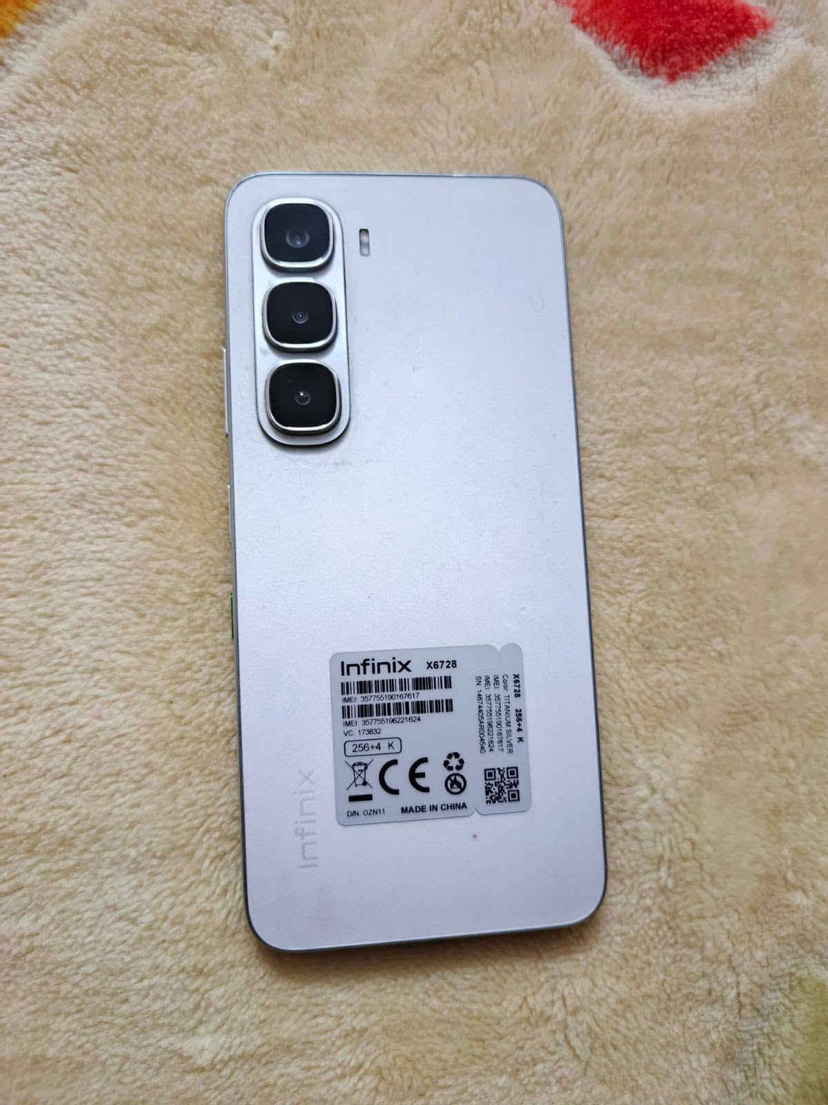 جهاز infinix 60i للبيع
مواصفات الجهاز 
بشاشة قياس 6.7 بوصة بمعدل تحديث 120 هرتز، وبطارية بسعة 5160 الشاشةالحجم: 6.7 بوصة.النوع: IPS LCD.الدقة: HD+ (720×1600 بكسل).معدل التحديث: 120 هرتز لتجربة سلسة.السطوع: 700 شمعة (تتحمل ضوء الشمس)  والذاكرةالمعالج ثماني النواة.ذاكرة الوصول العشوائي (الرام): من 4 إلى 8 جيجابايت.نظام التشغيل: أندرويد. الكاميراتالكاميرا الخلفية: بدقة 50 ميجابكسل.تصوير الفيديو: يدعم حتى دقة 1440 بكسل البطارية والتصميمسعة البطارية: 5160 مللي أمبير.سُمك الهاتف: نحيف بقيمة 7.7 ملم.الوزن: 188 جراماً.مقاومة الماء والغبار: معيار IP64 (ضد رذاذ الماء). مراجعة الهاتف وأداءه بشكل عملي 
سعر الجهاز 225وبيه مجال للطيبين 
التواصل على هاذا 
الرقم ***********
