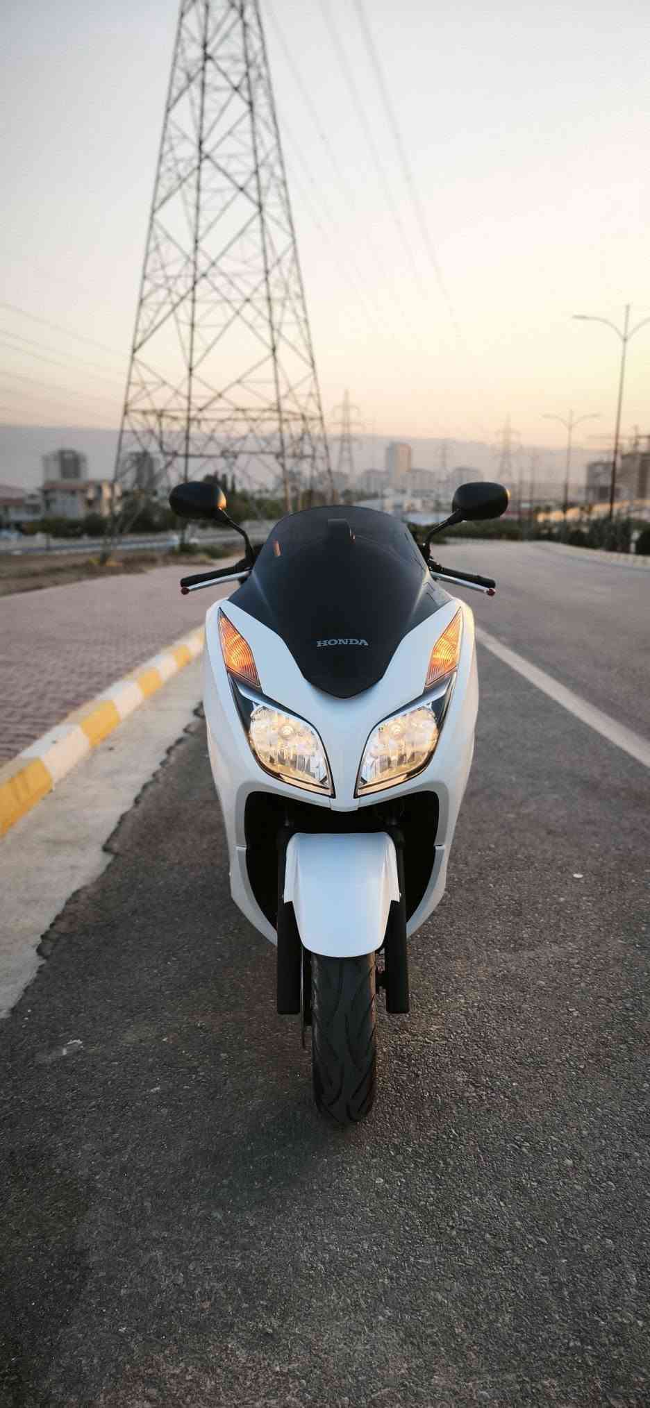 السلام علیکم.هاوڕێیان
honda forza 012
_ مۆدێل 2016
_ دژی خلیسکان ABS
_ مەکینەی 250cc
_ 92 هەزار ڕۆشتوە
_ تازە ڕۆنی مۆتۆڵی تێکراوە و فلتەریشی تازە گۆڕاوە،
_ بەنزینی موحەسەنی تێکراوە 
_ کڕیار بەس لێی ئەخوڕێت و 250 دینار مەسرەفی تێدا نیە
_ مەکینە و گێڕ و هەموگیانی بەشەرت
_ چەند شوختێکی کەمي تێدایە کەهەر دیاریش نیەو ناشرینی نەکردوە،

نمونەیە لەجوانیدا ماشاءللە

_ شوێن،سلێمانی
_واتساپ:***********
