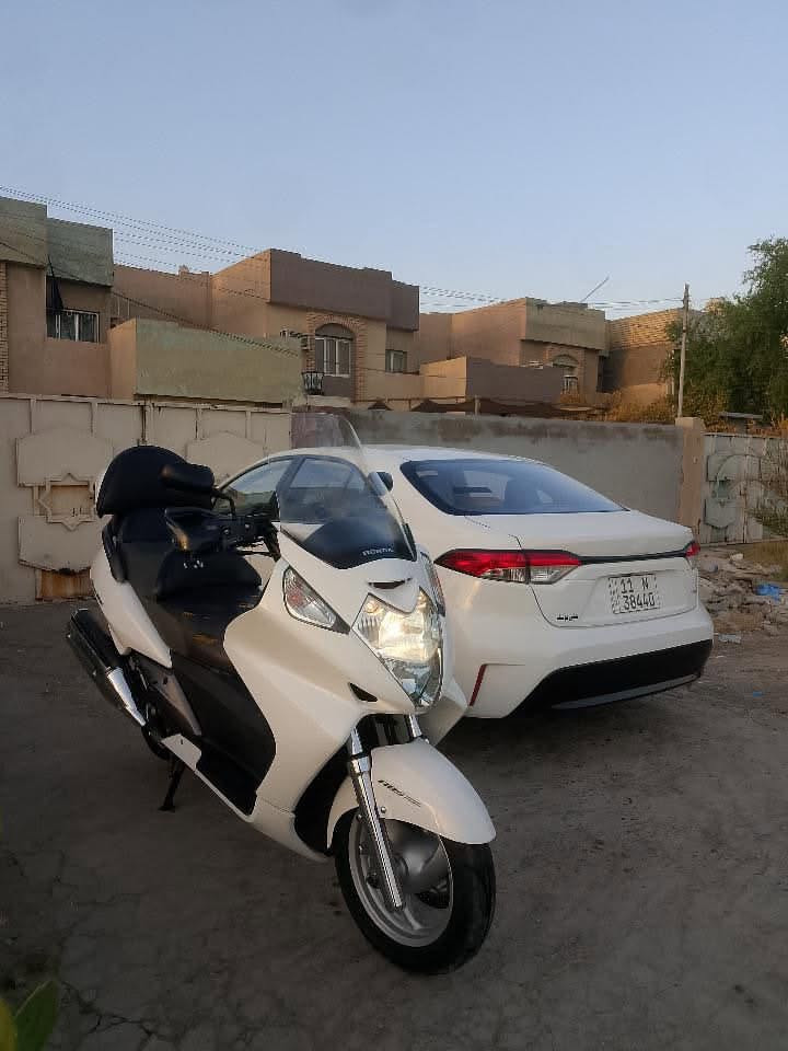 سلام عليكم شباب هوندى سلفر ونج 
(600) كرستال فول لفول مواصفات 
ماشيه 33 الف شاشه زركه 
مكفوله كفر ومكينه. كفاله عامه 
مكان بغداد حي اور 
السعر ٣٠ وبيها مجال بسيط 
***********

