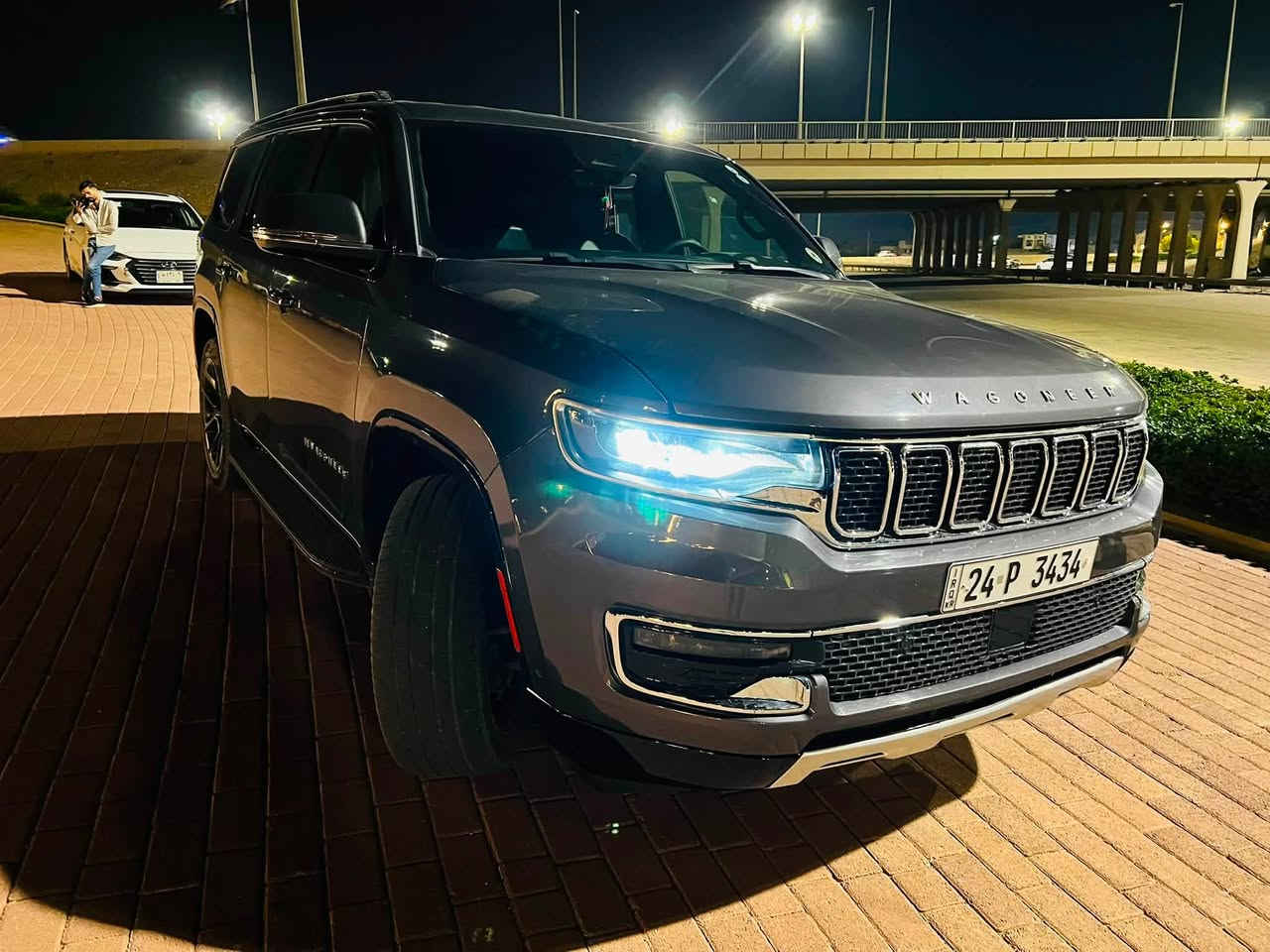 ✨ للبيع | Jeep Wagoneer 2022 ✨
🇺🇸 وارد أمريكي

للبيع جيب واكنر 22 موديل 

🚙 فئة فخمة جيب واكنر Full Option

✅ محرك HEMI 5.7L V8 ثمانية سلندر

✅ فل مواصفات (ما عدا فتحة السقف)

✅ 7 مقاعد جلد فاخر

✅ مقاعد كهربائية مع خزن (Memory)

✅ تدفئة وتبريد للمقاعد الأمامية والخلفية

✅ تبريد مركزي قوي

✅ شاشة كبيرة متعددة الوظائف

✅ شاشات خلفية للركاب

✅ كاميرات 360 محيطية

✅ رادارات أمامية وخلفية مع تنبيه

✅ رادار بالمرايا + إشارات بالمرايا

✅ نظام الخروج عن المسار (Lane Assist)

✅ خمس وضعيات قيادة مختلفة

✅ جير إلكتروني (Mouse Shifter)

✅ ستيرن كهربائي متحرك مع تحكم كامل

✅ بدالات البنزين والبريك كهربائية

✅ دخول ذكي + تشغيل بصمة

✅ بصمات على الأبواب

✅ باب خلفي كهربائي مع شفط

✅ داخلية فخمة صاج

✅ منظومة صوت BOSE الأصلية

✅ لايتات زينون أصلية

✅ ويلات 22 إنج بلاك أسود بلادي

✅ جميع المواصفات المعروفة للواكنر الفل

📍 الممشى 60  ألف مايل فقط

📍 رقم دهوك المميز 3434 (شمالي)

⚠️ ملاحظة:

ضرر أمريكي خفيف بالمقدمة، البونيد شبرين تقريباً، مصلح بنفسه بنيد فقط، والأربكات سليمة 100%.

💰 السعر:300الف دولار 

يعني 300 $ ورقه 

(قابل للتفاوض بالمعقول)

📞 الهاتف:***********

***********

🔥 سيارة تجمع بين الفخامة والقوة والراحة، نظيفة جداً وجاهزة للفحص بأي مكان
