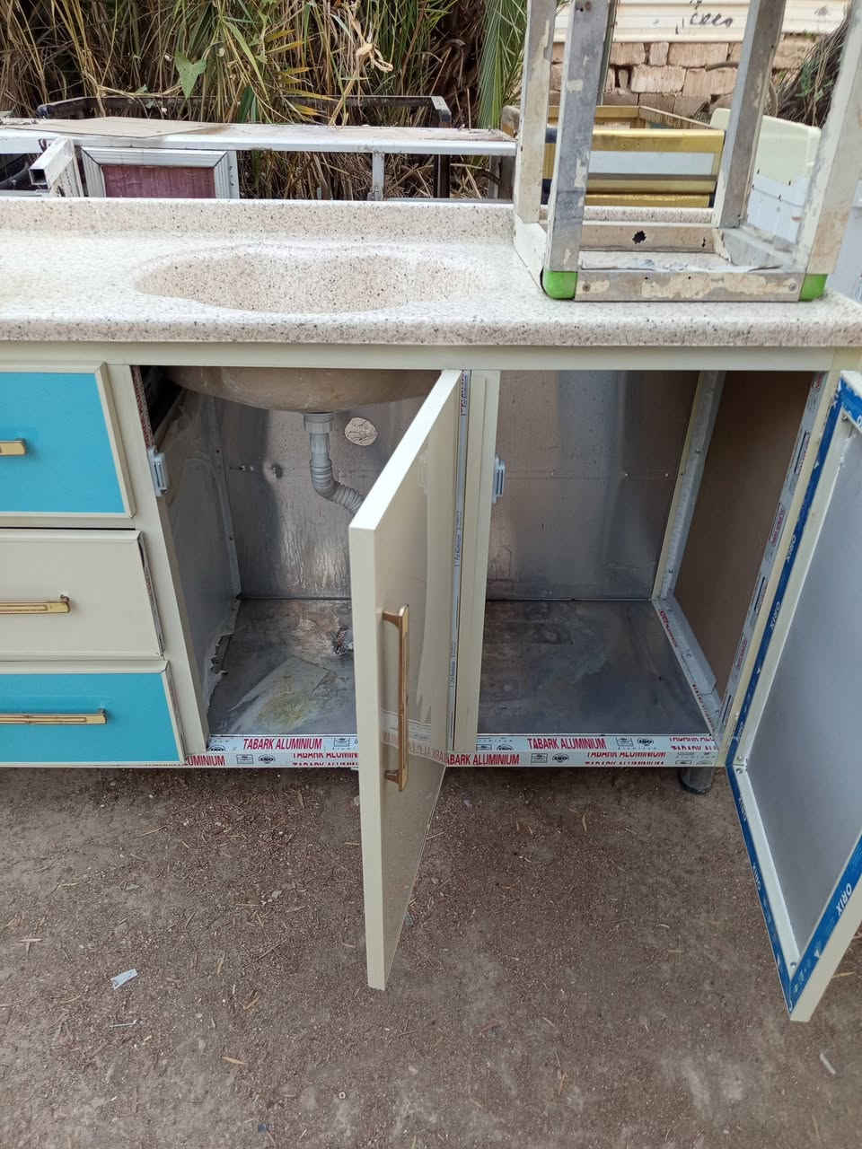كاونتر 5 قطع 3 امتار ونص 
جديد  مع طباخ بلازمه إيطالي 
وشافطه سعر 350
توجد خدمة توصل بكرو
الشراي يراسل الصفحة أو يتصل *********** أو وتساب
