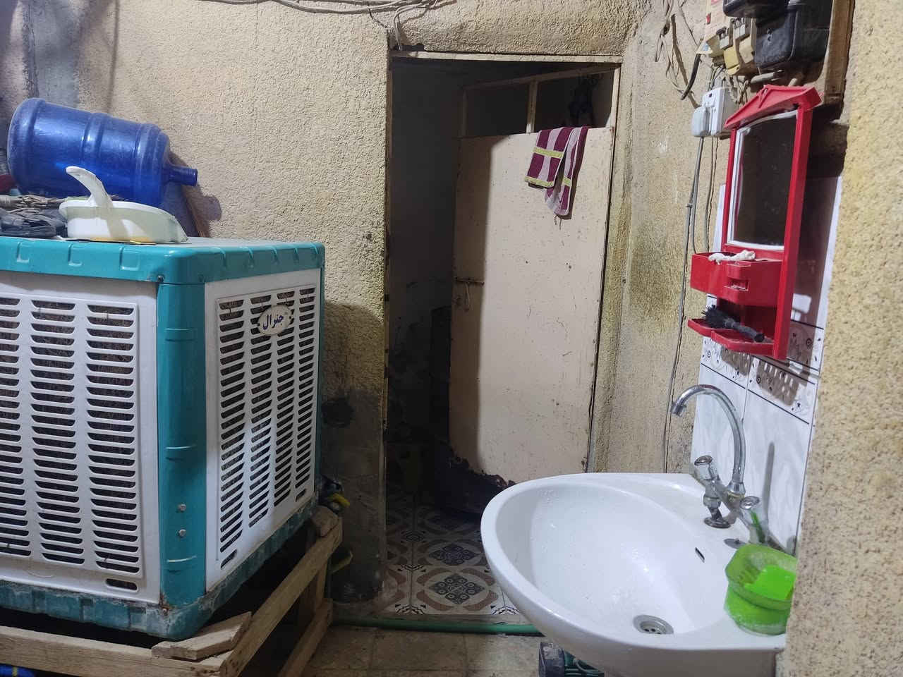بيت بحي الوفاء قرب سوگ هرج للبيع مساحة الدار 100 متر. طابق ونص صالح للسكن عگادة غرفتين جوه وحده فوگ. ع استقبال 

#السعر 105 وبي مجال.
