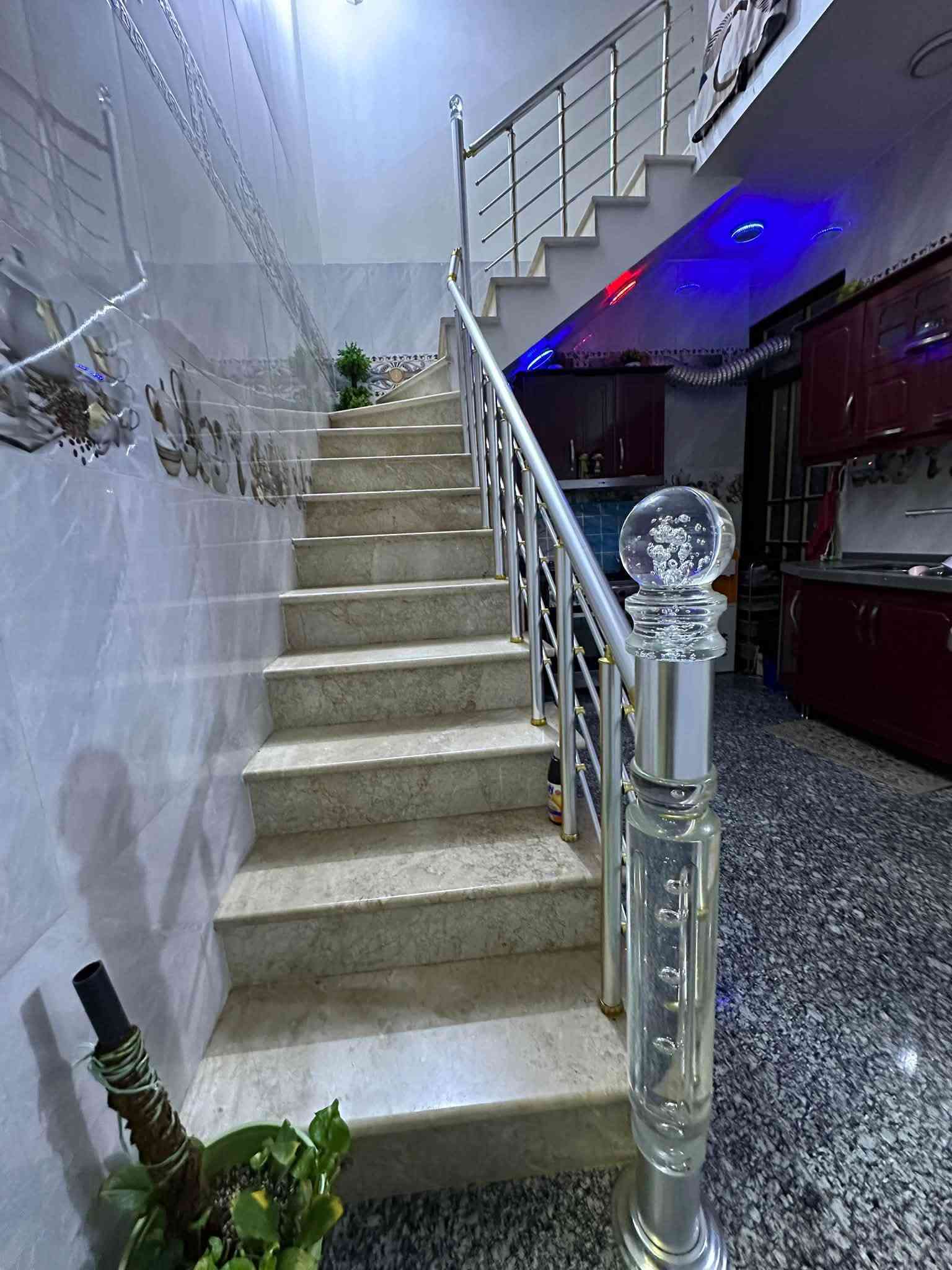 السلام عليكم 
بيت 100 متر زراعي سند 25 للبيع 
كامل طابقين وجاهز بناء حديث خدمات متوفرة مي مجاري كهرباء 

متكون من 3 غرف نوم 
حمامات 3 

موقع البيت : سكينة الزراعي مقاطعة 9/2 قرب اسواق خوخة يم مولدة وسام الساعدي القديمة عالشارع العريض البيت بالفرع يكون 

البيت سعرة 123 ومجاله بسيط 

وهذا رقم صاحب البيت للأستفسار ***********
