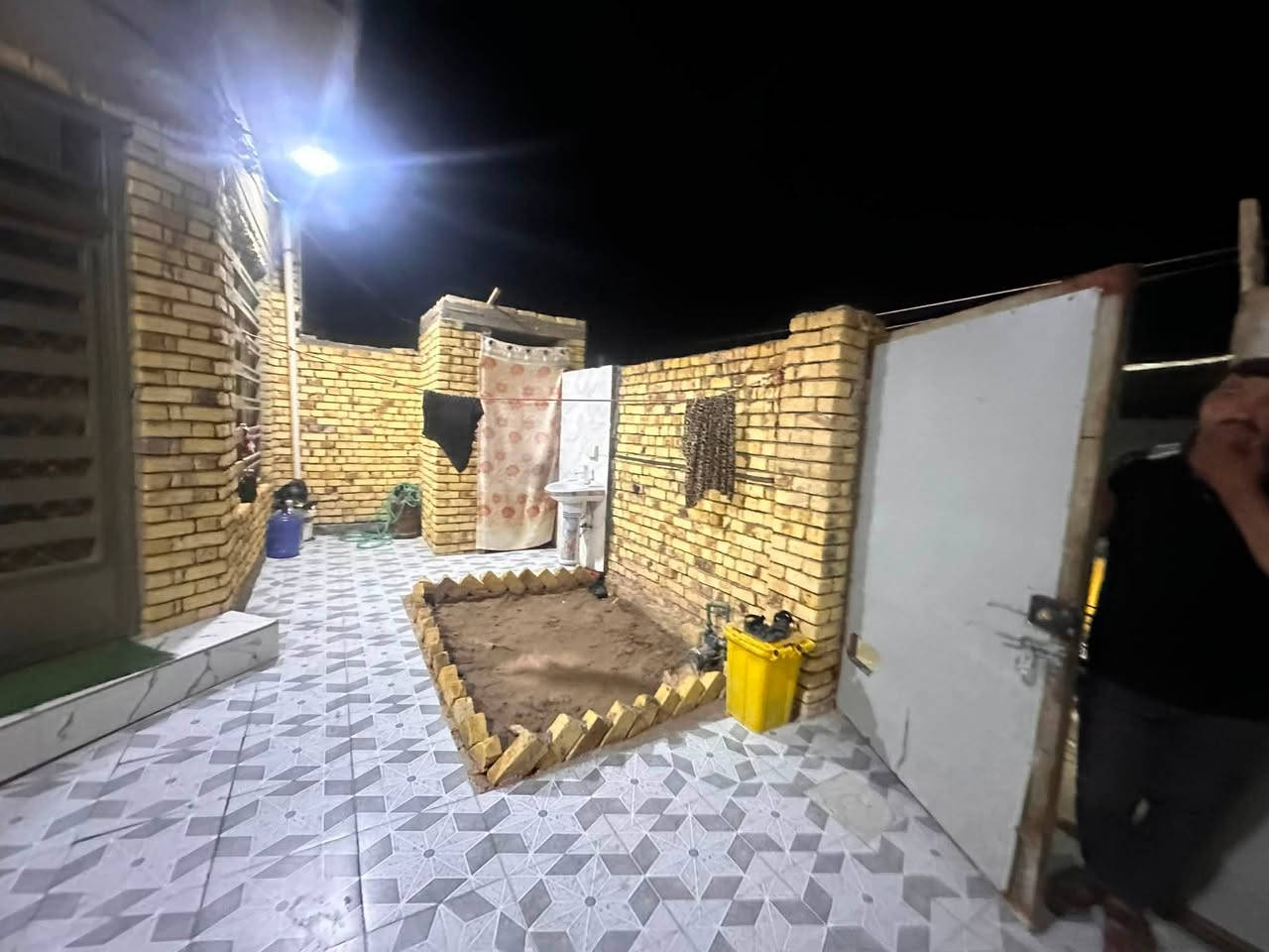 السلام عليكم بيت للبيع الكوت جديده نزلت الأقوس ع شارع 15
شارع البهادل المساحه 150
المساحه ١٥٠متر  غرفتين نوم 🛌 وصاله ومطبخ واستقبال 
***********
