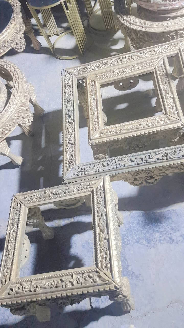 سيت طبلات مودرن 
1وسطيه 
2تقديم 
الوجه جام ثخين مضلل 
العدد قليل 
التواصل ***********

نص مكتوب في الصور:
- CapCut Ai