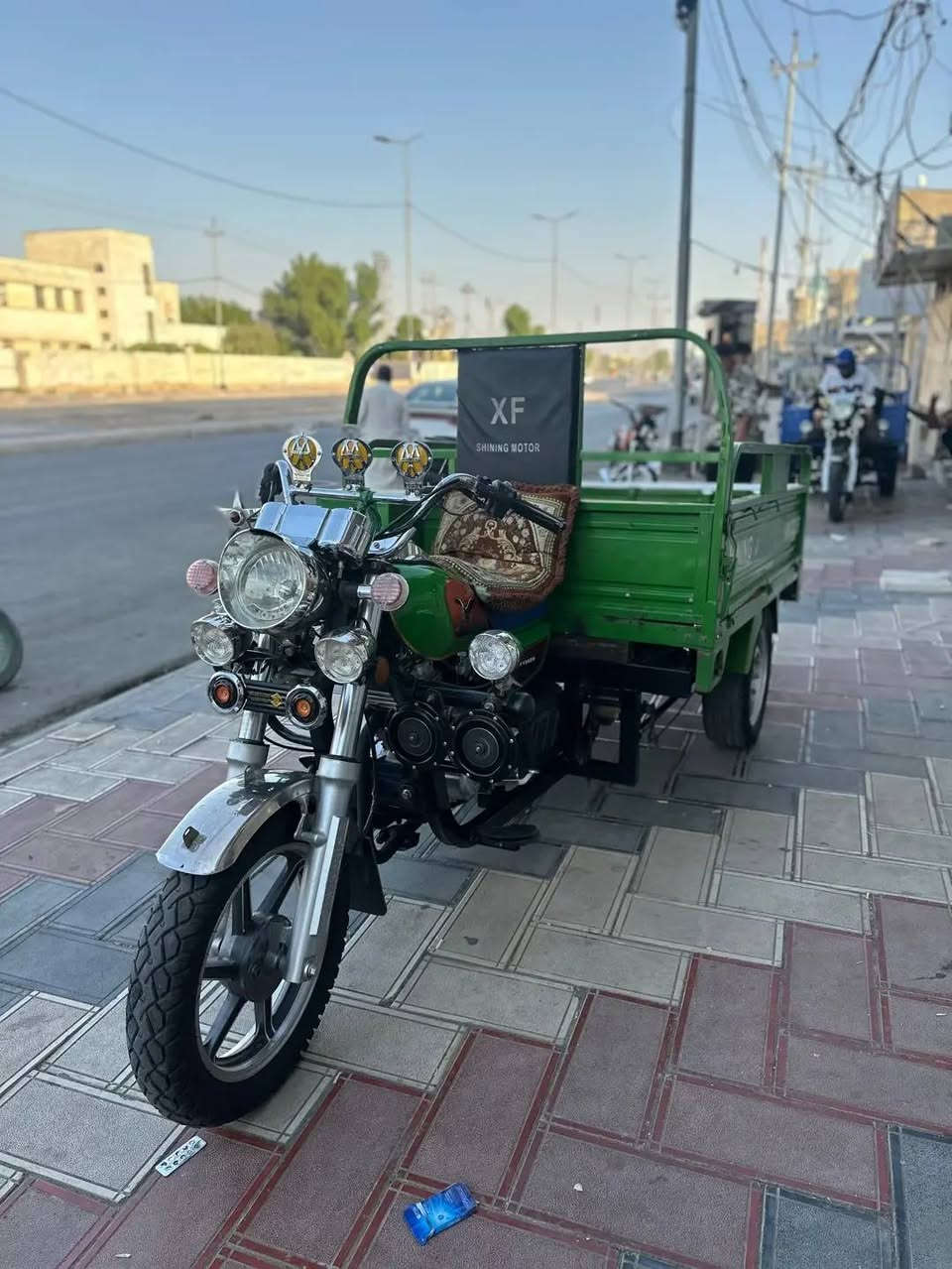 السلام عليكم ستوتة للبيع موديل واحد وعشرين غراض كلة جديد مكينة 23مفتوحة شراي بخدمتة كفالة شاصي وبدي وراق سعر 1900قفل من الاخير  ***********
