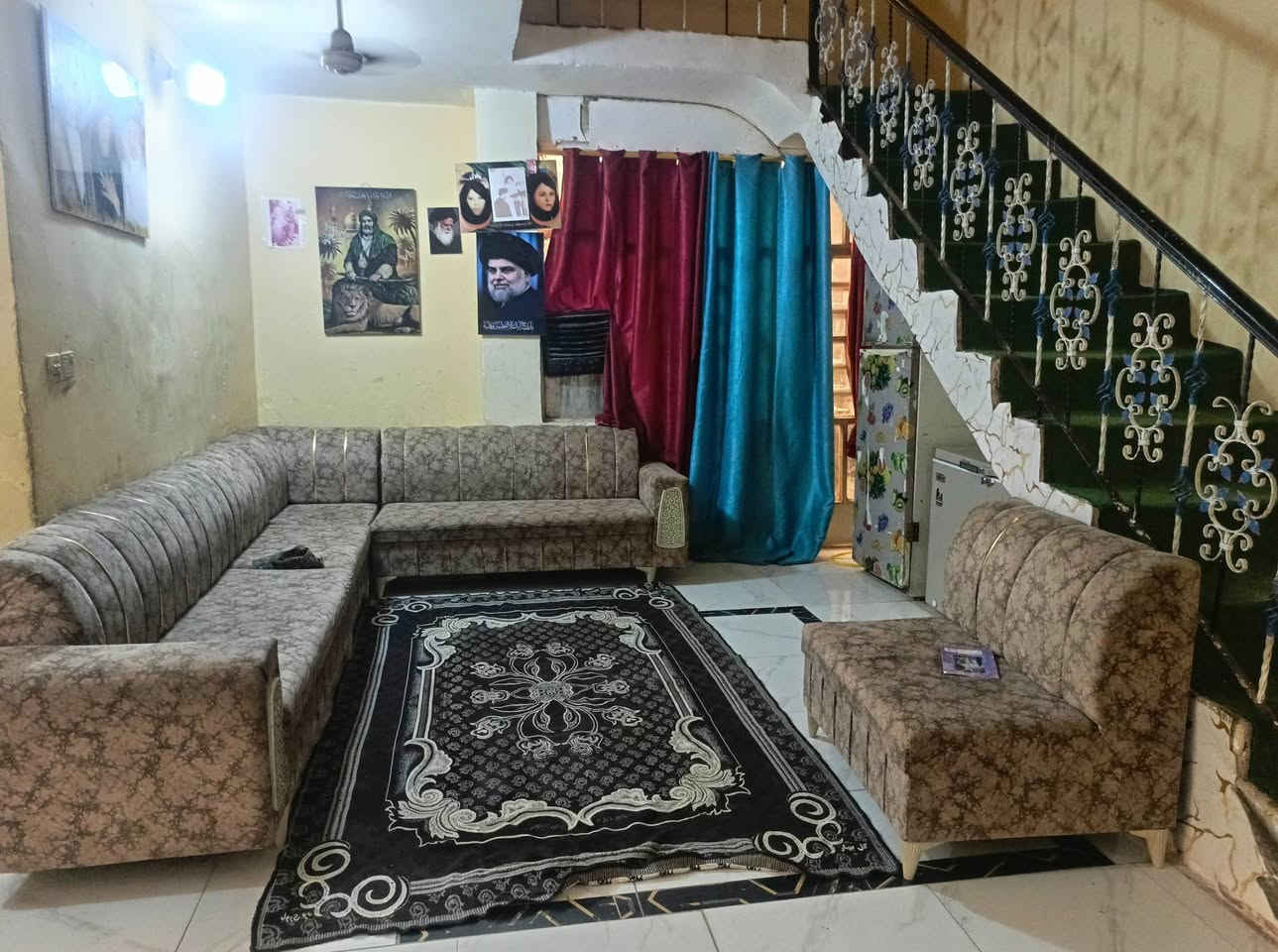 بسبب الوعود الكاذبة
السلام عليكم
بيت للبيع 
مساحة 350 قرار الأرض 35
طابقين
بناء بلوك 
السقف صب الأرضية بورسلين
 البيت متكون من 3 غرف نوم وتگدر تسويهن 4 
ومطبخ وستقبال 
الطابق الثاني غرفة وبيتونة وصطح كبير 
حديقة خلفية تقريبآ 100 متر تگدر تبني بيها بيت 
متوفر كل الخدمات
ماء كهرباء تبليط للباب
البيت جاهز تجيب غراضك وتجي گبل تگعد 
السعر 78 وبي مجال 
العنوان بغداد جسر ديالى القديم العريفية قرب اسواق الشمري 
للأستفسار اكثر ***********

نص مكتوب في الصور:
- 99850
- 528