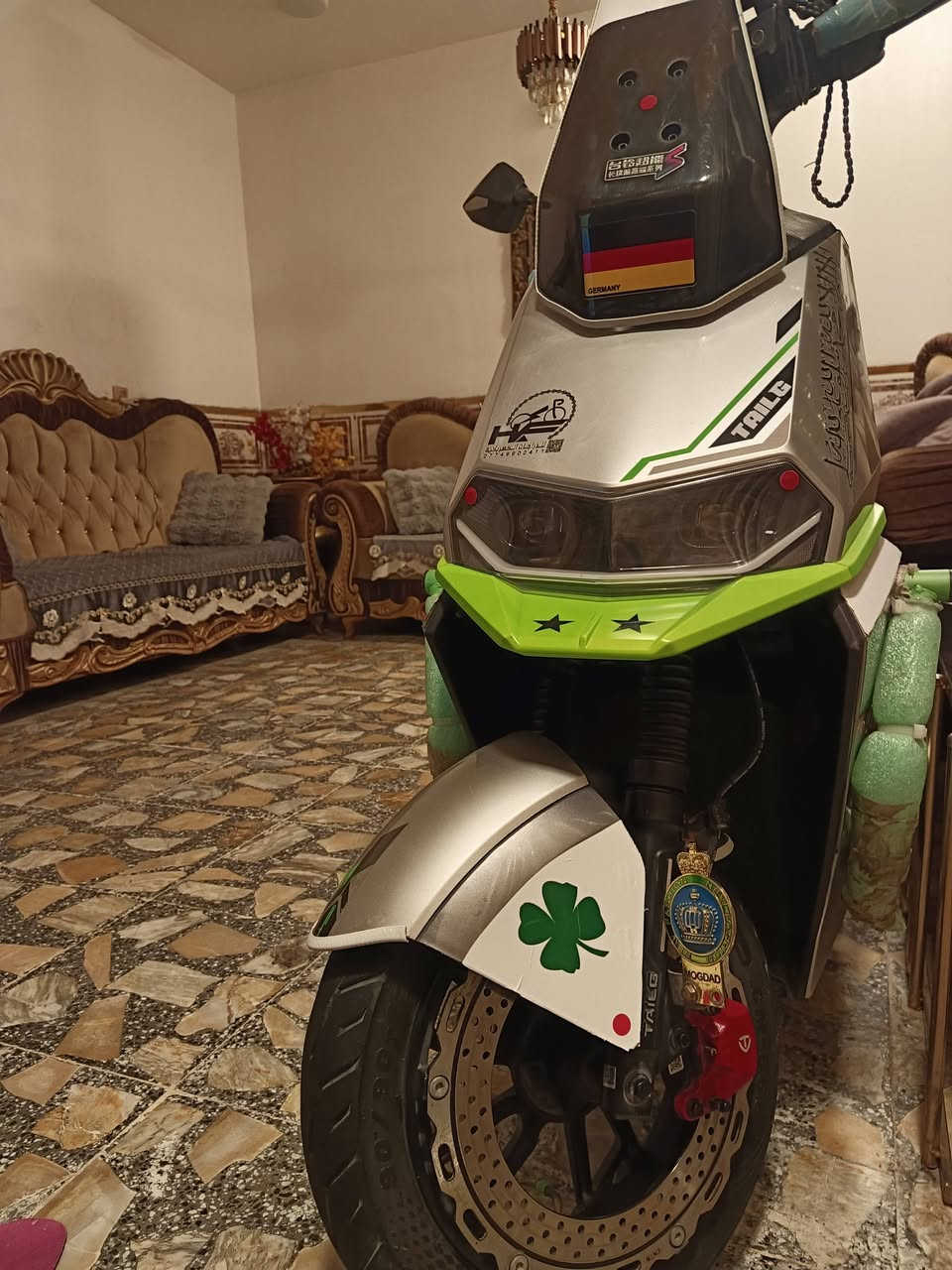 العنوان بغداد البياع سعر 900 وبيهه مجال قليل 
سلام عليكم ورحمة الله وبركاتة دراجه تايلج اسمهه T73 دراجه ملفهه 2000 /و38 امبير / 72 فولت / سته بطاريات مسطره حجم اكبار/ دراجه سبورت رياضيه يعني تجي مزوده دراجه بيهه شلعه قويه ومعدل دراجه سرعه80 حقيقي ولدراجه الجنطه مالتهه جبيره  ودراجه بيهه جوزه ولدراجه تجي بصمه وتجي بيهه سويج وبصمه ودرجه بيهه بصمتين لاوله وكعت من يمي واني جاي اسوق وداست عليهه سياره بس تشتغل وتكطع وبصمه ثانيه ما بيهه شي ودراجه بيهه فج امامي رياضي ولخلفي همن رياضي مختم من شركه تايلج / ملاحظه:  الدراجه بيهه ضربه بلحاضن مال دراجه بس ما يبين وبيهه نقص قاعده مال تجوه طالكه: ول دراجه بيهه سماعه صوتهه عالي كلش
رقمي/+964 771 764 7826
