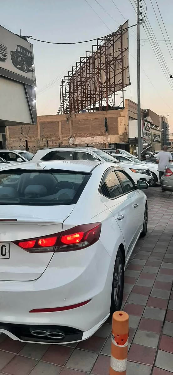سلام عليكم النترا موديل ١٧ وارد مريكي ضررها طخه برأس بنيد وبنيد. مبدل سياره جديده وجاهزه مال بيت ما نقصها اي شي محركها ألفين بلادي 
سعر ١١٠ وبيها مجال مكان الخالديه واستفسار ع هاذ رقم ***********
