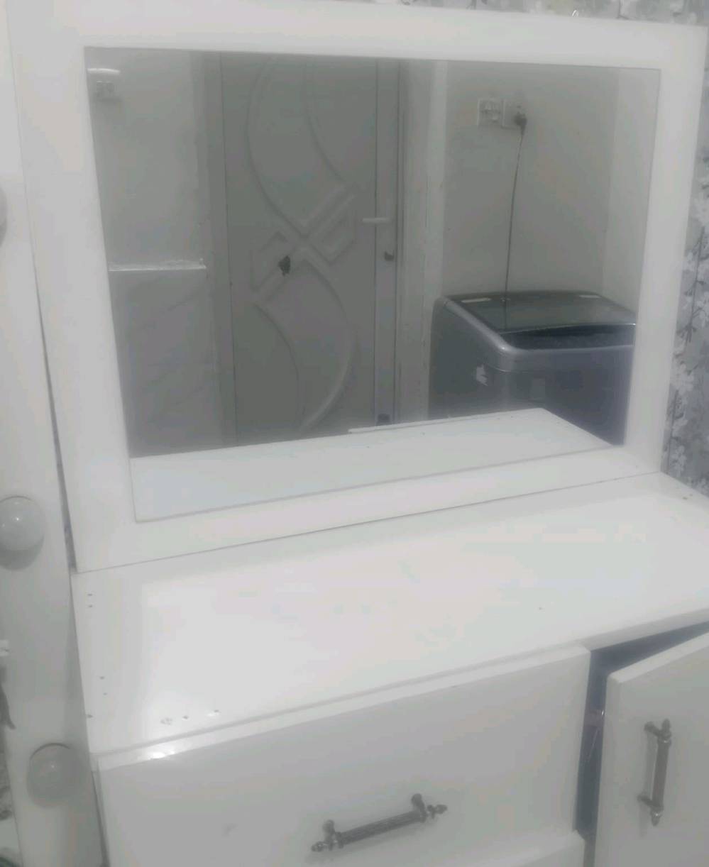 ميز • مكسورة • تبديل زجاج
