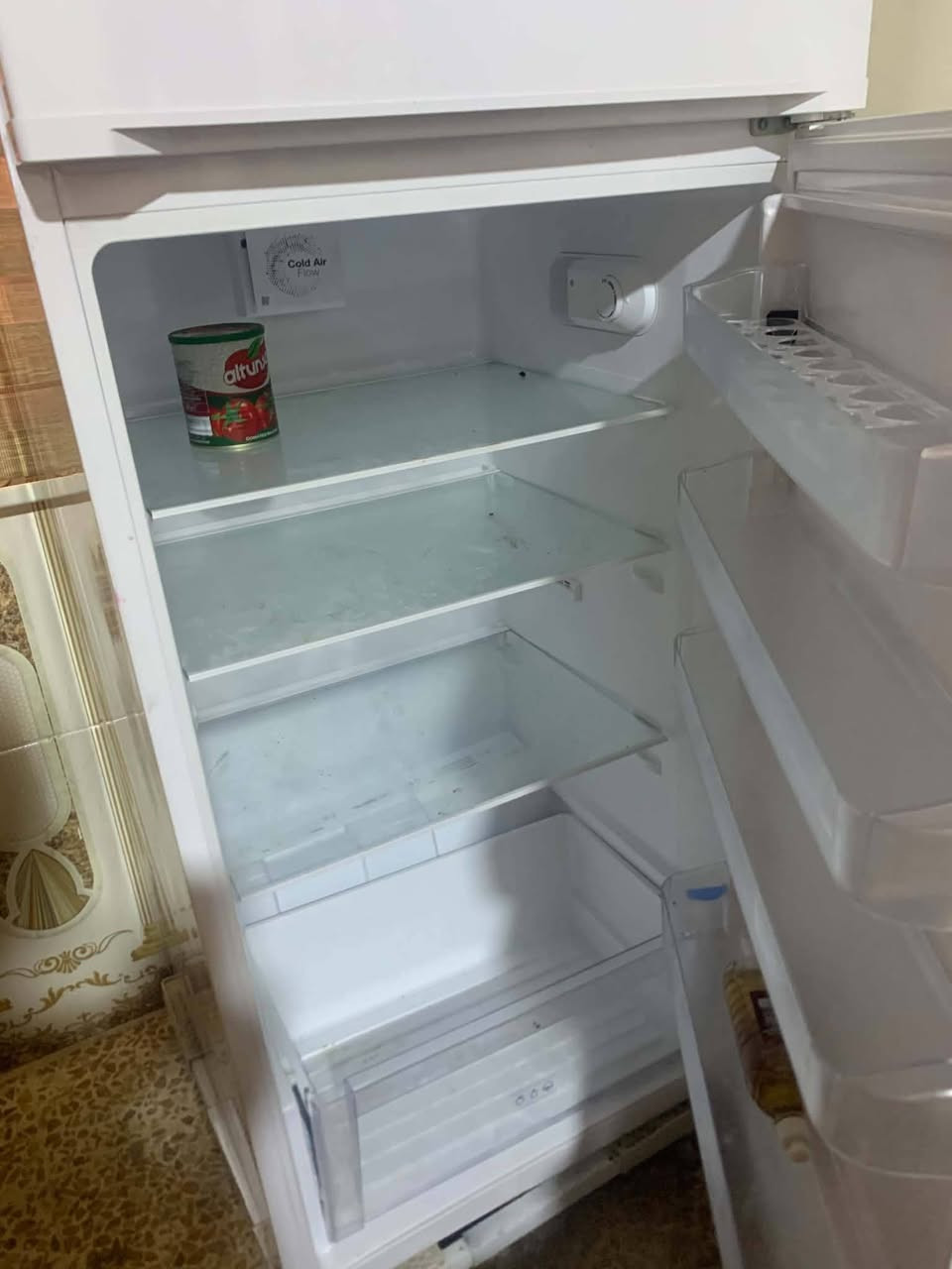 ثلاجه الوطنية اخت الزيرو
تجميد شرط حجم كبير مستعمله قليل جدا 
بيها طخه خفيفه من جوا موضحه بالصور 
السعر ٤٥٠ وبيها مجال 
***********
