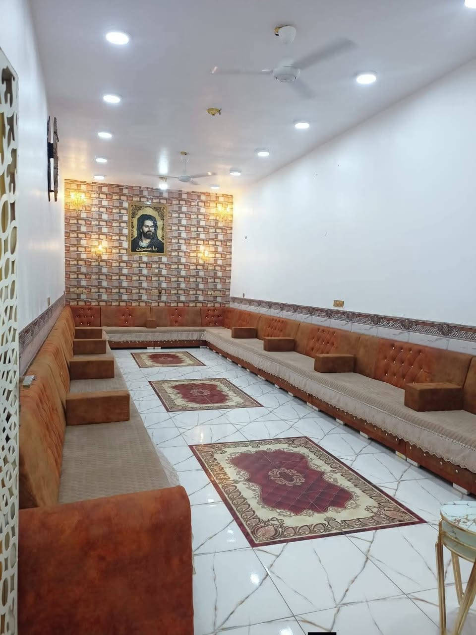 بيت مساحة 285 زاعي يتكون من استقبال 12 في 4 معزوله باب خاجي للشارع وباب من الطارمه للبيت وهول 5 في 4 وصاله 8 في 5 وثلاثه غرف نوم كلش كبار وحده نظام سويت ومطبخ حار وبارد 6 في 4 ومخزن وصحيات داخليه وخارجيه بناء 2024 كافه الخدمات موجوده شارع تبليط العنوان الاسكان الصناعي مقابيل حي الجواد قرب مجمع قيثار سنتر مقابيل عمود 50 يبعد عن شارع الزوار 70 متر سعره 110 للاستفسار الاتصال ***********
