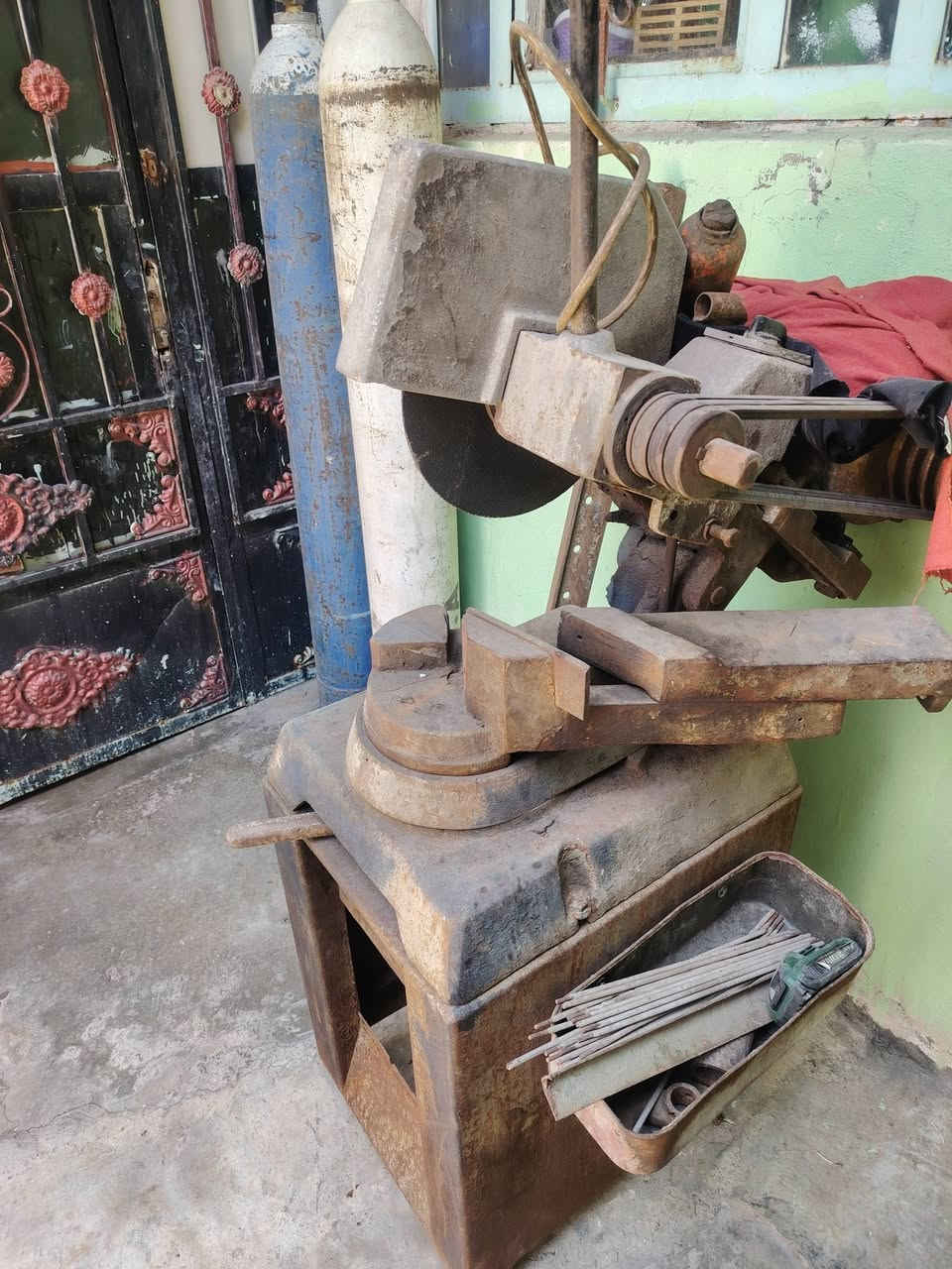للبيع كتر قص حديد ٣ فيز بي حاله جيده تصنيع إيطالي مع كوسرة منضديه ثري فيز الاتصال على الرقم***********
