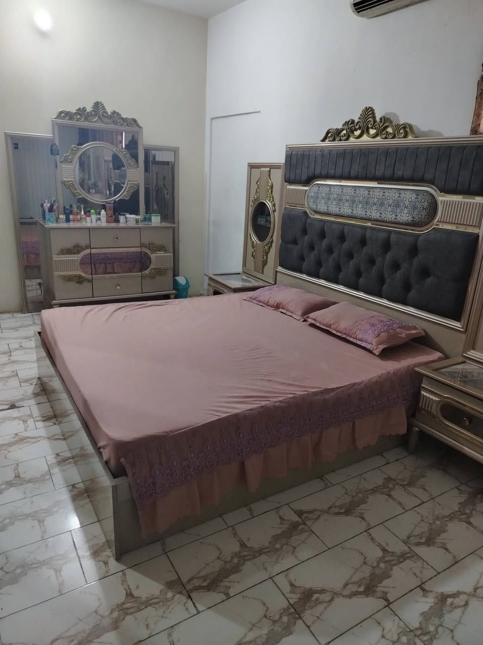 السلام عليكم غرفه تركيه للبيع السعر ٨٥٠ وبيه مجال اي استفسار واتساب ***********
