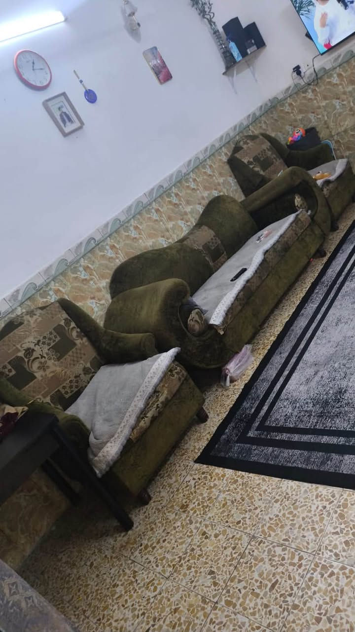 السلام عليكم
تخم نظيف مستعجل عل بيعه 
مثل ما واضح بالصور نظيف مابي اي خدوش او ضرر 
بيه مشكلة فقط كرسيين مقعدهن مكسور و الباقي ما بي شي
سعر ١٠٠ و بي مجال
مكاني شعلة - ام نجم - شارع سالم 
تواصل رقم ***********
