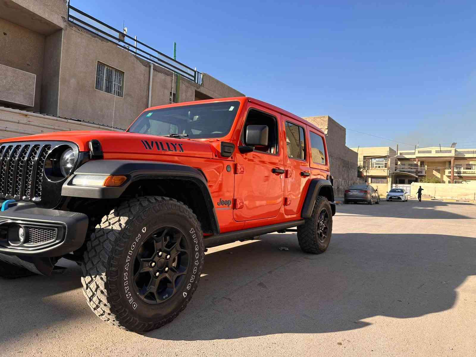 السلام عليكم 

جيب رانكلر 4Xe 2023 هايبرد ويليس وارد امريكي 

 السياره  Jeep Wrangler 4Xe 2023 2.0L 4 plug-in

حجم المكينه : 2000 تيربو + هايبرد + بلكن شحن خارجي

القدرة الحصانية 375  

الشحن يمشيك 30 ميل

المسافه المقطوعه : 32

                      
#اللون برتقالي مميز وداخل احمر بلادي 

1.قماره بانورما تنفتح كهرباء ع طول السياره
2.بصمه 
3.لوكير
4.كشافات 
6.شحن خارجي
7.بكلايت لد 
8. شاشه
9.سستم صوت دمام خلفي + امامي 
10.لايتات زنون هايلوجين
11.كشنات جلد داخل احمر بلادي 
12.سقص اسود بلادي 
13. تحكم استرين
14. ويل حجم 17
15. حساس خلفي
16.رادار جانبي 
17.تاير جبلي بلادي 

حادثها باب وجاملغ خلفي صبغ بدون ايرباك رقم بغداد السعر مكاني بغداد الدوره ***********
