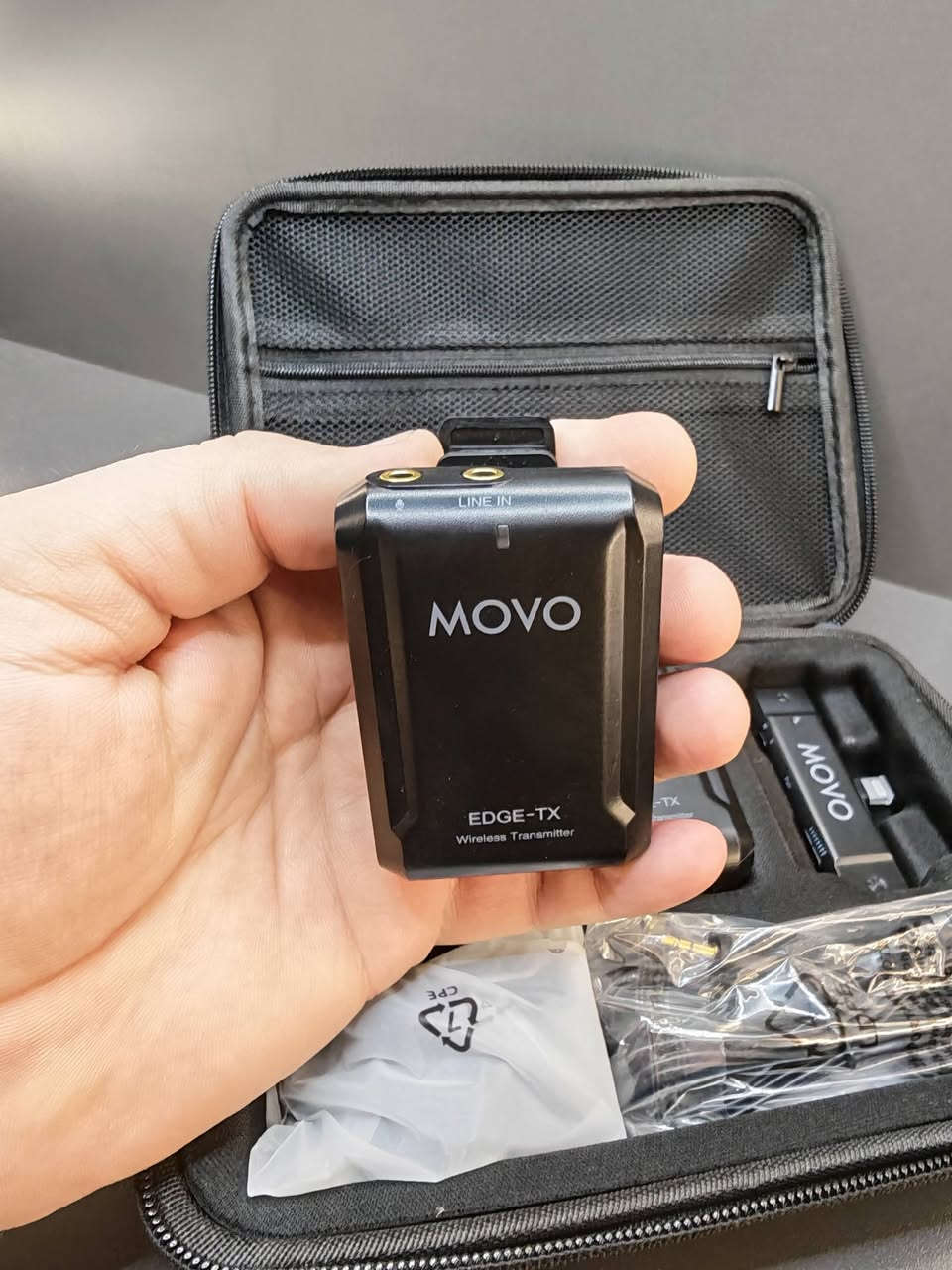 متوفر مايكات لاسلكية احترافية 🎤 ماركة Movo EDGE-DI اصلية للأيفون 📱، جديد غير مستخدم، مع العلبة الاصلية وكافة الملحقات، كوالتي ممتاز جدا
يوجد توصيل لكافة المحافظات ***********
تفاصيل المنتج:
سيت مايكروفون لاسلكي ممتاز جداً لصناع المحتوى، المقابلات، والتصوير. والإعلانات 
 * الماركة والنوع: Movo (EDGE-TX / EDGE-DI) الأصلي.
 * المحتويات: 2 مايك إرسال (Transmitters) + قطعة استقبال تربط مباشرة بفتحة شحن الأيفون/الآيباد (Lightning) + جميع الملحقات والأسلاك والحقيبة الأصلية.
 * المميزات:
   * صوت نقي واحترافي وعزل مميز للضوضاء.
   * مدى وايرلس ممتاز وعملي جداً.
   * سهولة الاستخدام (ربط مباشر بدون تعقيدات).
 * الحالة: جديد غير مستخدم
