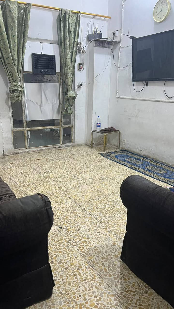 السلام عليكم بيت 130 متر للبيع تجاوز خلف مسبح الزعفرانيه يحتوي على غرفتين واستقبال ومطبخ وطرمه وترك وحمام وصحيات خارجي، كامل من مجاري رئيسية وكهرباء قريب على الشارع العام 15 متر.
اي استفسار على هذا الرقم
***********
