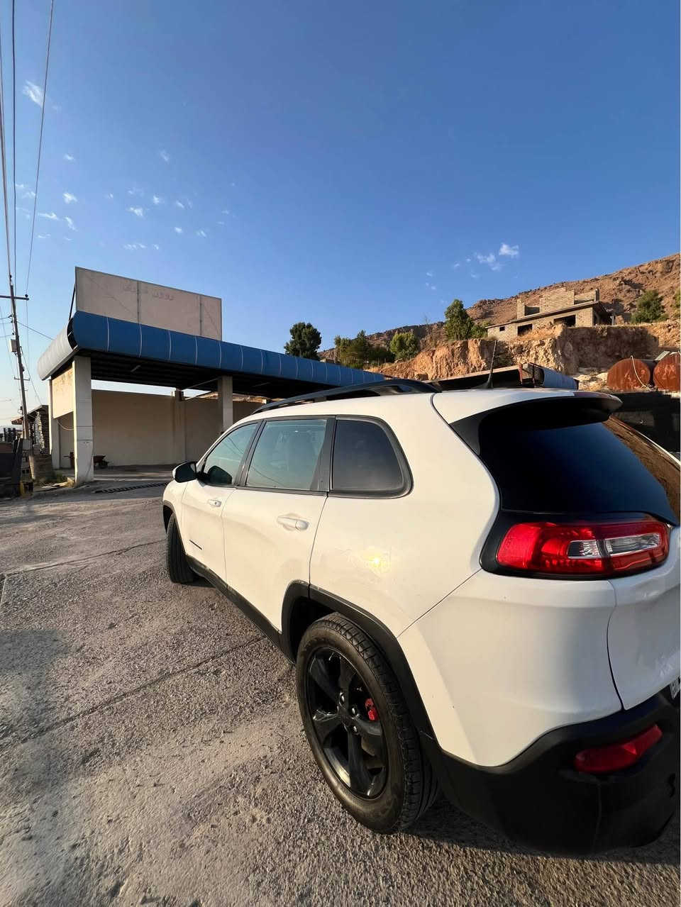 Jeep Cherokee 2018
 مۆدێل: 2018
 رۆیشتن : 80,000 مایل
 گێر و مەکینە بەشەرت
 سەیارەکە سبوخ 
سەیارەی بلند ژێر و بنی بە کامل چاککراوەتەوە، تەق و ڕەقەی بەشەرت
 بەناوی خۆمەوەیە، تحویل و غەرامە بەشەرت
 نرخ: 98 وەرەقە (کەمێک مەجالی تێدایە)
 ژمارەی پەیوەندی: *********** سوران, أربيل
