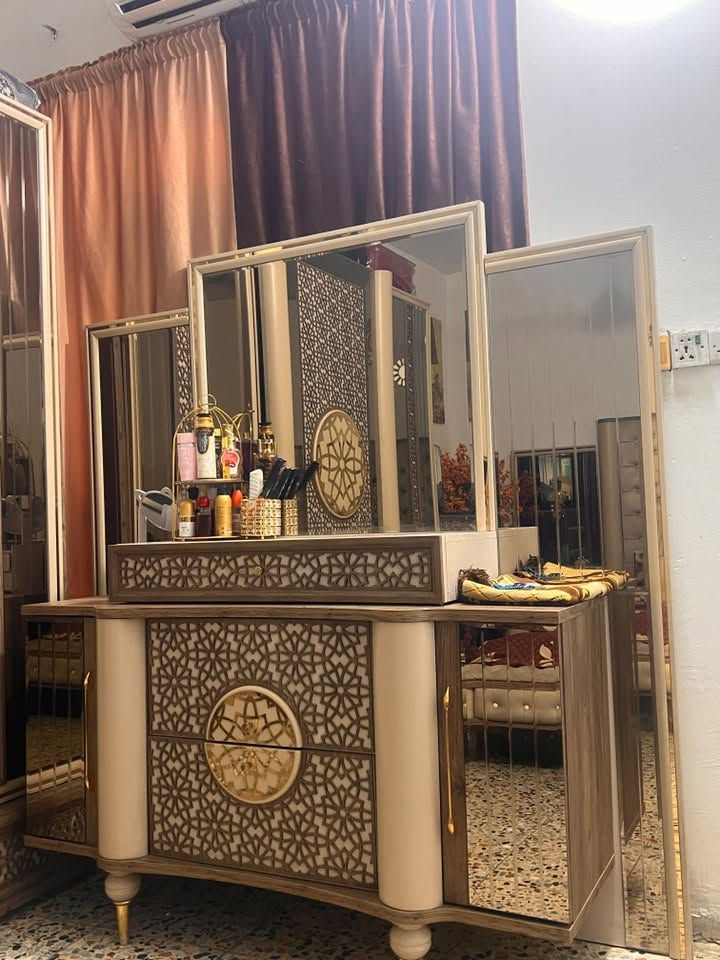سلام عليكم غرفه اخشاب 9 قطع نضيفه سعرها 800 وبيها مجال الرقم ***********
موجود واتساب
