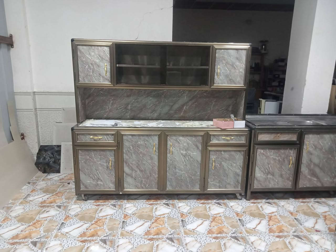 سلام عليكم كاونتر مترين 3قطع مع سنك متر ونص نضيف اخو الجديد بيع او مراوس بلد جمعية الامام ***********

