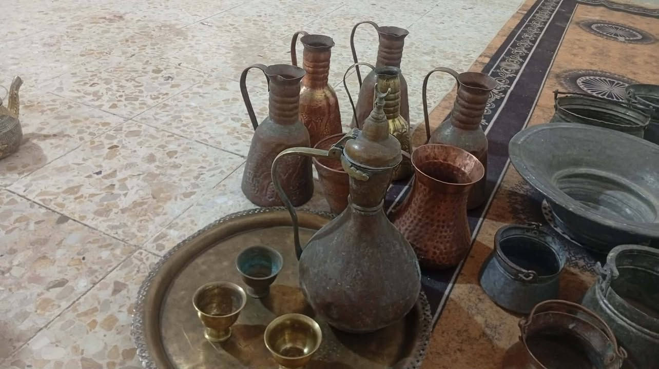سلام عليكم
***********

 للبيع قطع عنتيكات نحاس قديم 32قطعه مزاد وزاد الله من زاد مدت العرض يومين منو ينطي سعر زين ياخذهن 

 مكاني الديوانيه شراي يتصل على هاذ رقم
