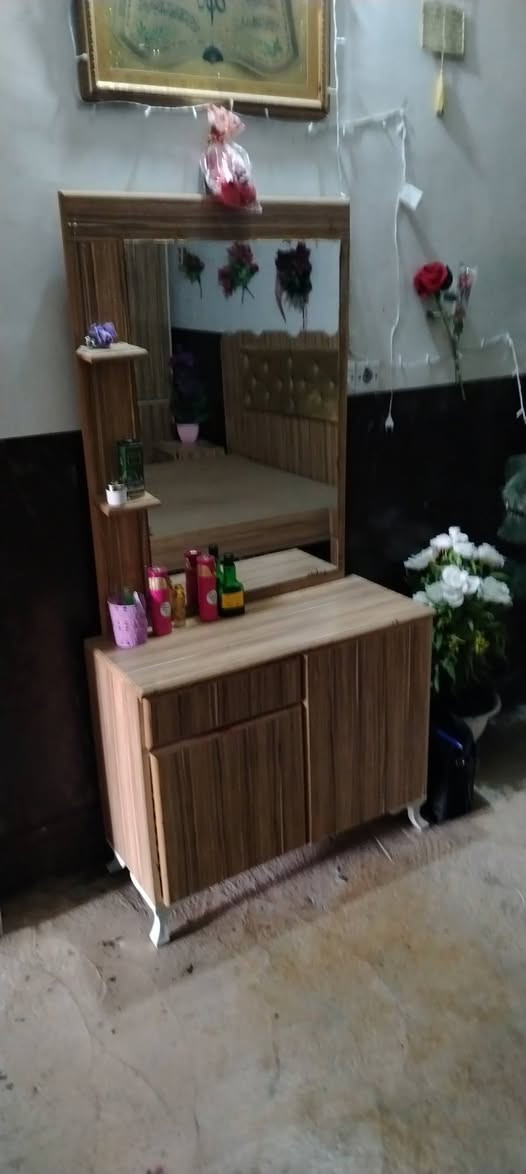 السلام عليكم عندي غرفه اخشاب للبيع نضيفه مابيها ايي عيب للغرفه تركيه لاتصال ع هاذه ارقم ***********
