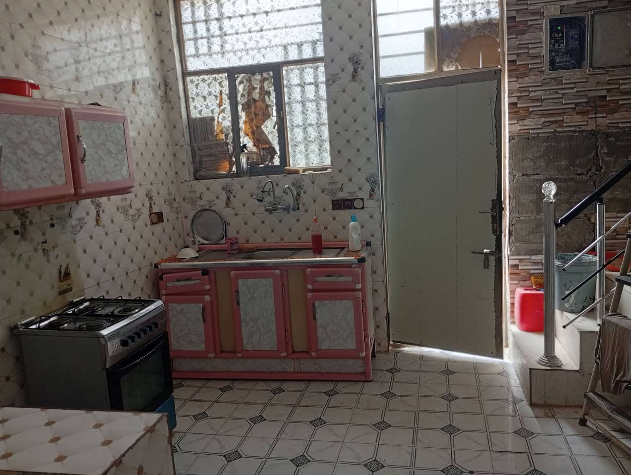 السلام عليكم بيت 50 متر بالزراعي مقابيل ملحق قريه الغدير ورا اسواق تلعفر قريب على شارع الصب عمود 327 مكان حلو السعر 22 وبي مجال ***********
