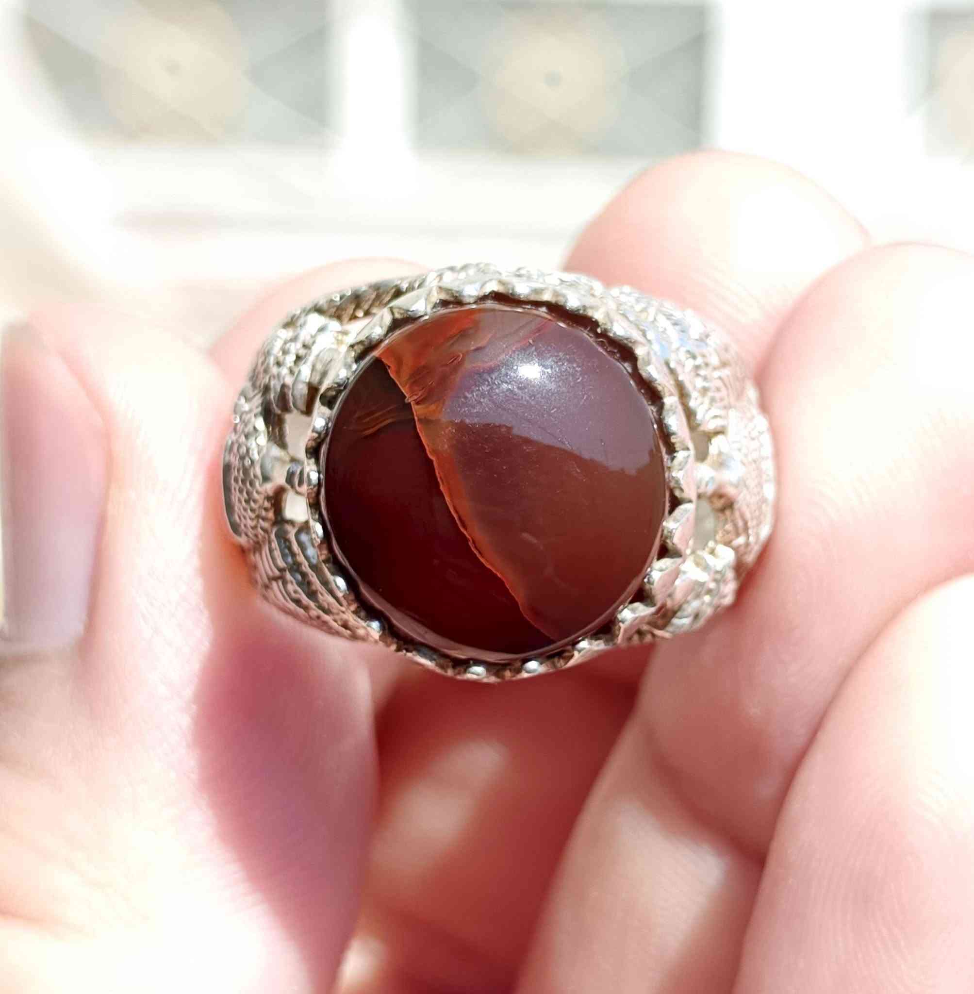 السلام عليكم يماني طبيعي تحفة غير معالج لونين بداخلة دمار جدا جميل صياغة 3D قبة ومنارة وشكل الكعبة المشرفة 🕋🕌 قياس الحجر 1.5 سم مدور قياس الخاتم 25 سعر 65 مكاني الناصرية توصيل موجود ***********
