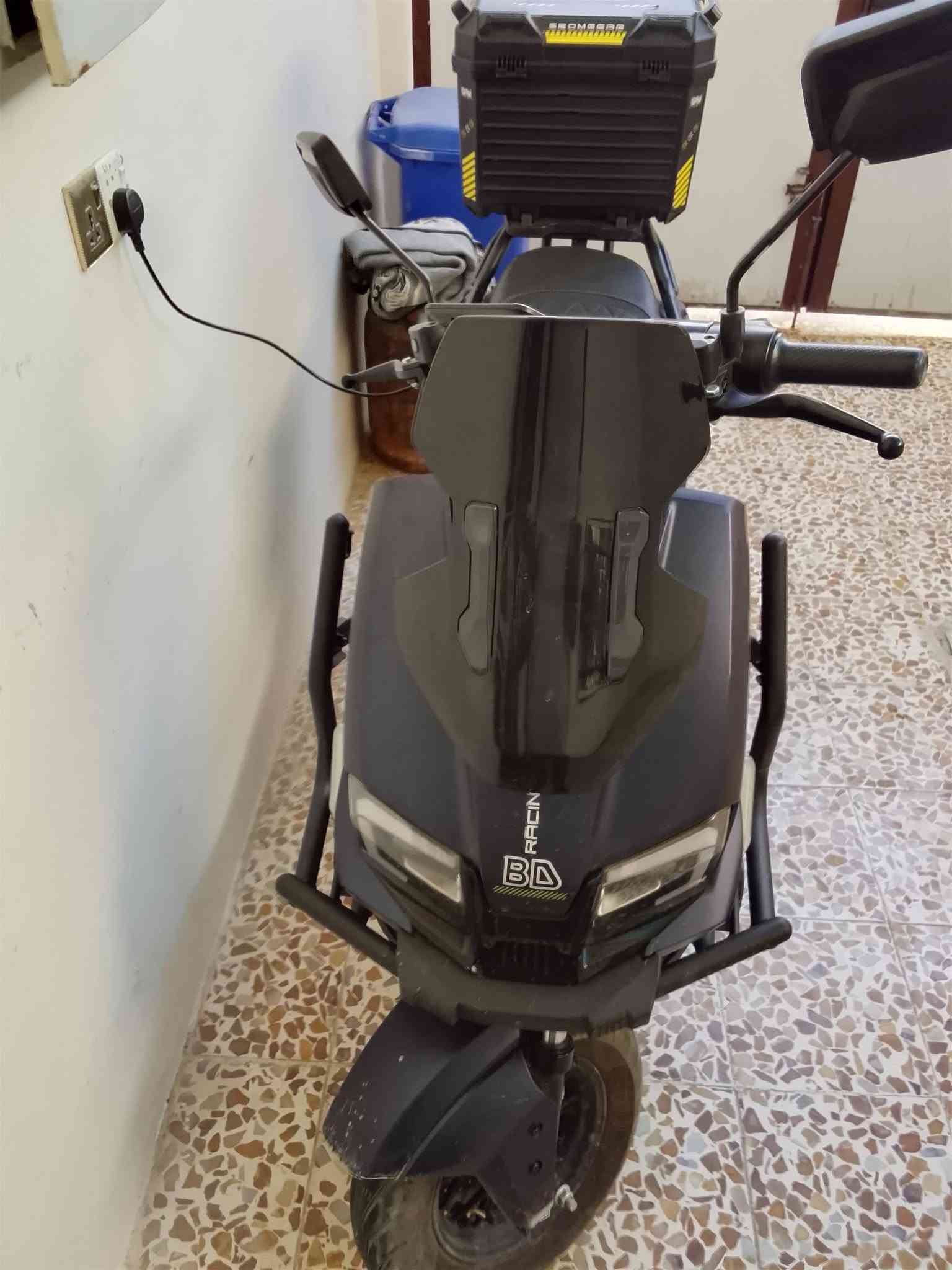 ماطور شحن صاعقه للبيع نظيف جدا 3 سرعات ومانع سرقه ومثبت سرعه وبطاريه مسطره السعر مليون ومائه وخمسين وبيها مجال  تلفون ***********

