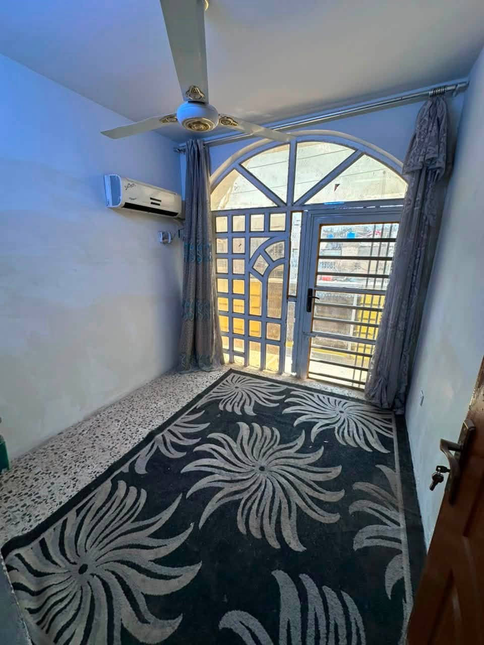 🏡 للإيجار | السيدية
فرصة مميزة لاستئجار عقار سكني يتمتع بموقع مناسب وجاهزية للسكن،.

مساحه العقار : 70 م 

مواصفات العقار:
✨ ثلاث غرف نوم
✨ صالة
✨ مطبخ
✨ (3) خدمات

🛋️ الأثاث: يمكن إخلاء جميع الأغراض الموجودة عند الاستئجار، أو إبقاؤها داخل العقار حسب رغبة المستأجر.

💰 بدل الإيجار: 950 ألف دينار شهريًا
🔹 يوجد مجال بسيط للتفاوض .

📍 يتوفر لدى مكتب حلم عقاري

📞 للتواصل والاستفسار:
***********
