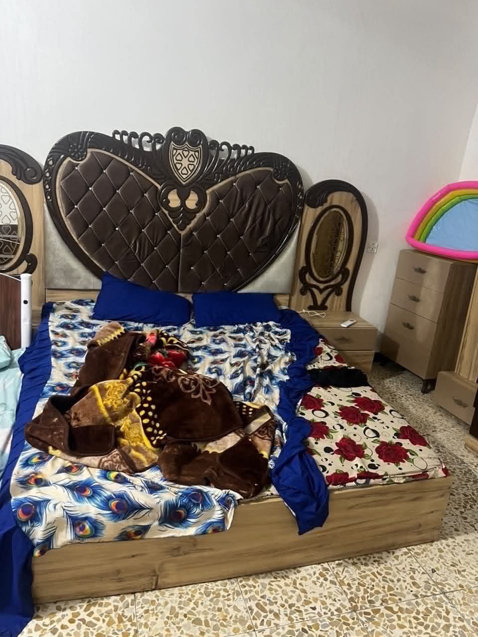 غرفه تركي 8 قطع ن مال بيت ضيفه بدون اي ضرر تكمه داخلها نضيف  
450 وبيها مجال نقل وشد مجاني داخل بغداد 
بغداد الجديده